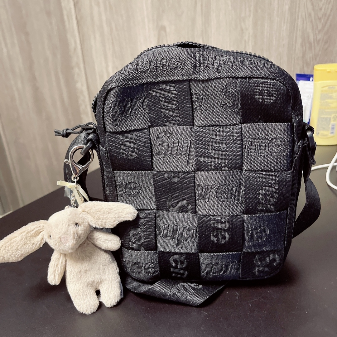 Jellycat Bashful Bunny Bag Charm Beige, Supreme Woven Shoulder Bag Black - 23SS 착용 스타일