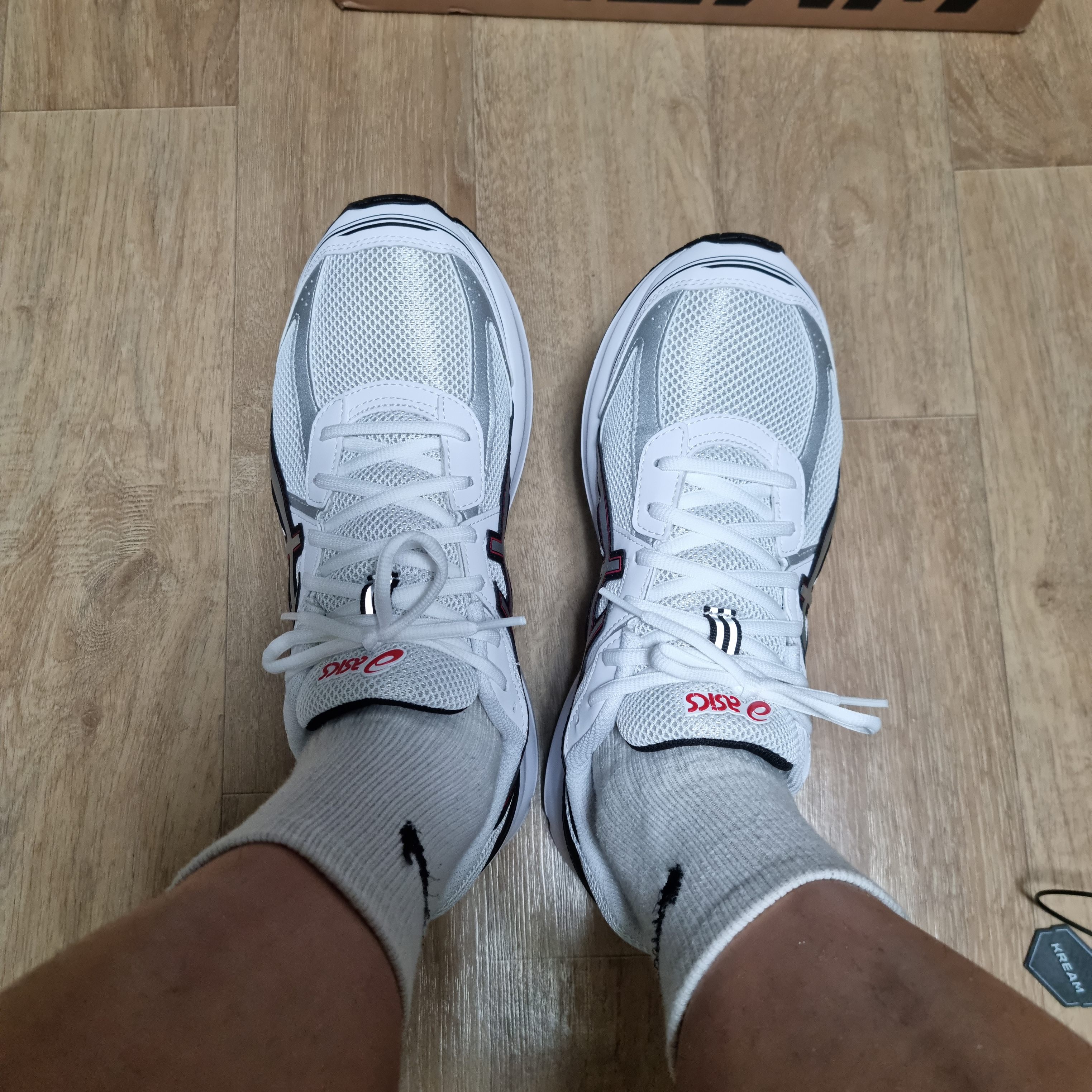 Asics Jog 100 S White Pure Silver - 2E Wide 착용 스타일 - 4
