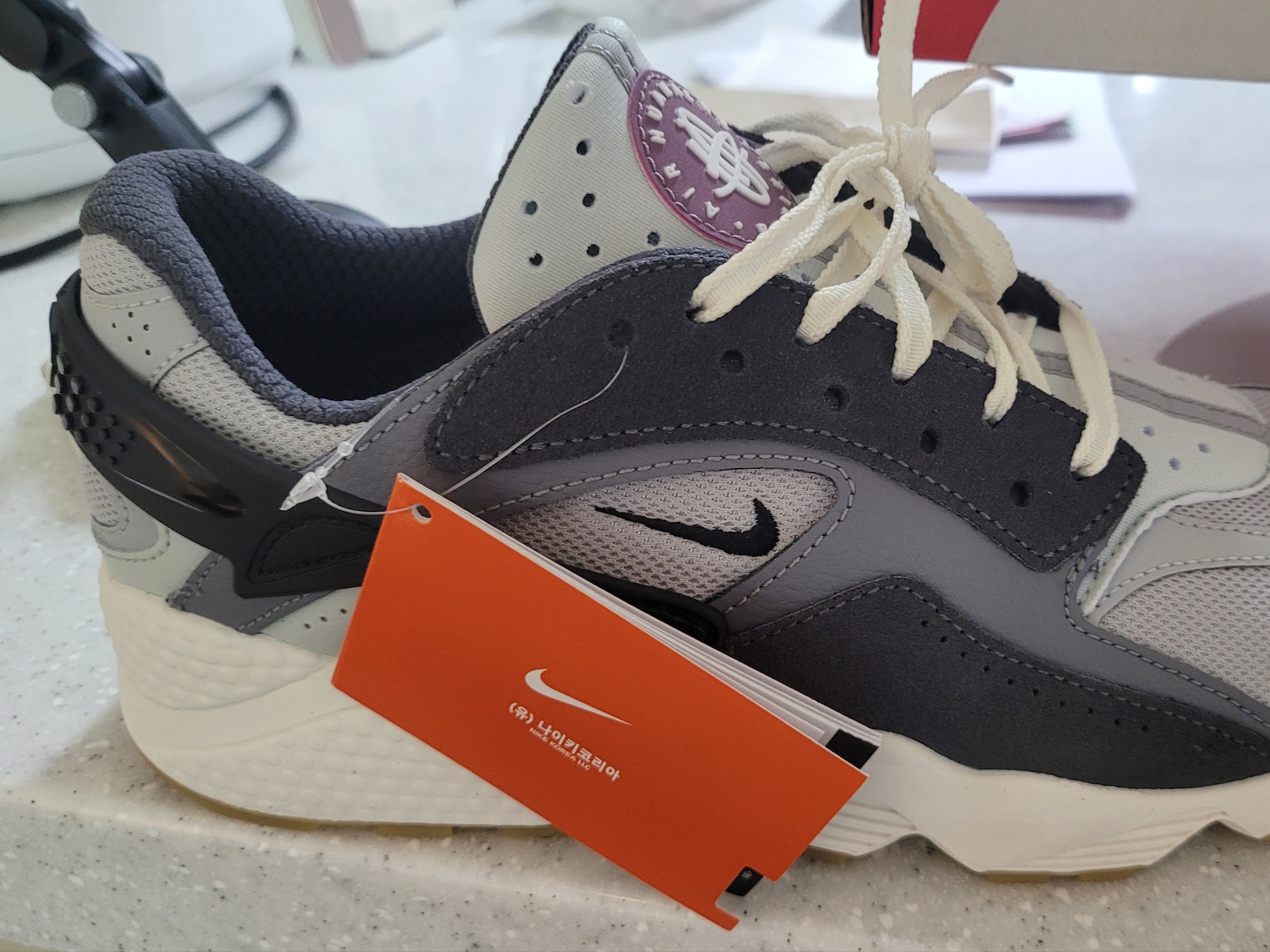 Nike Air Huarache Runner Light Smoke Grey 착용 스타일 - 1