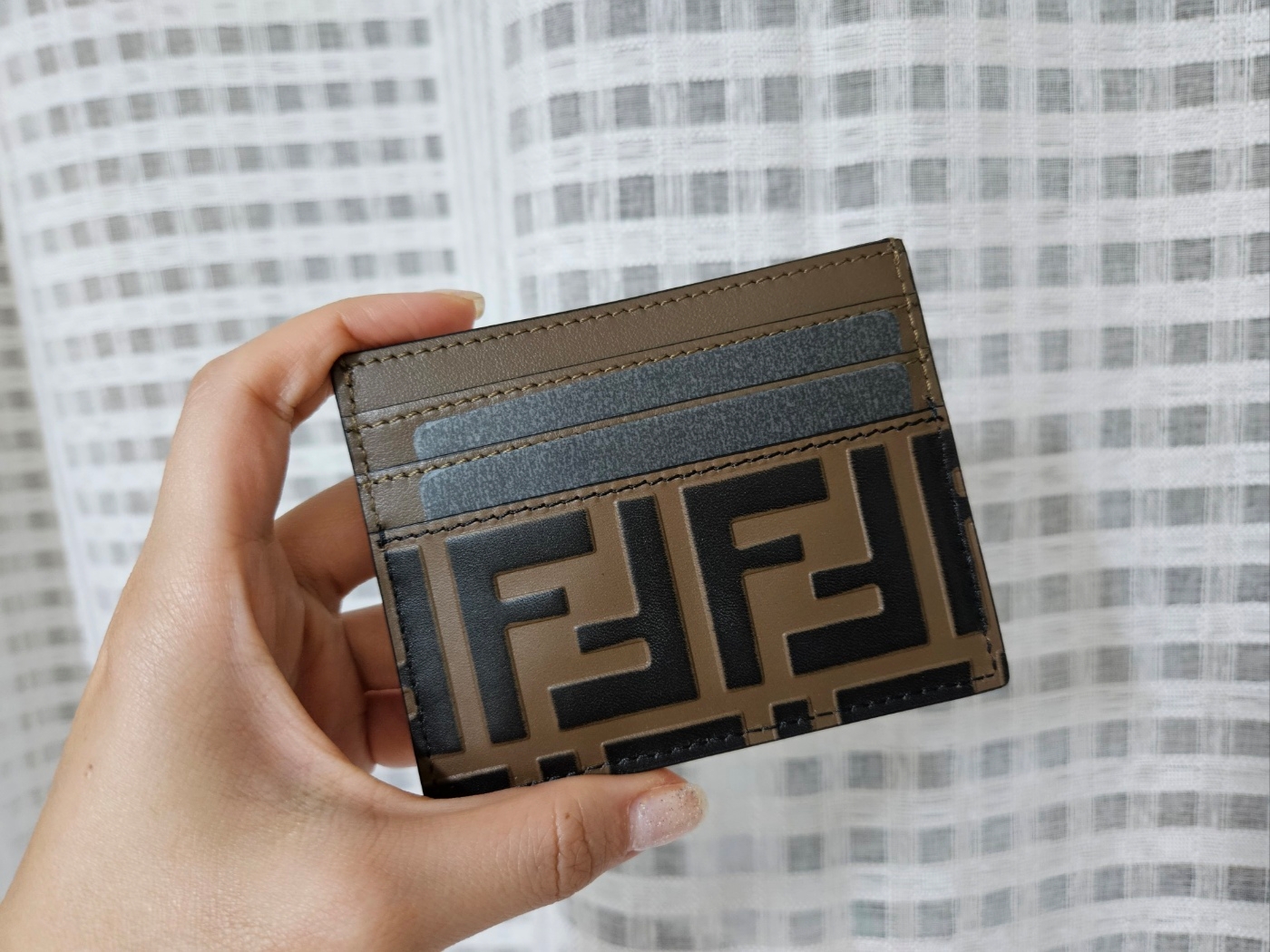 Fendi FF Motif Calskin Card Holder Brown 착용 스타일 - 2