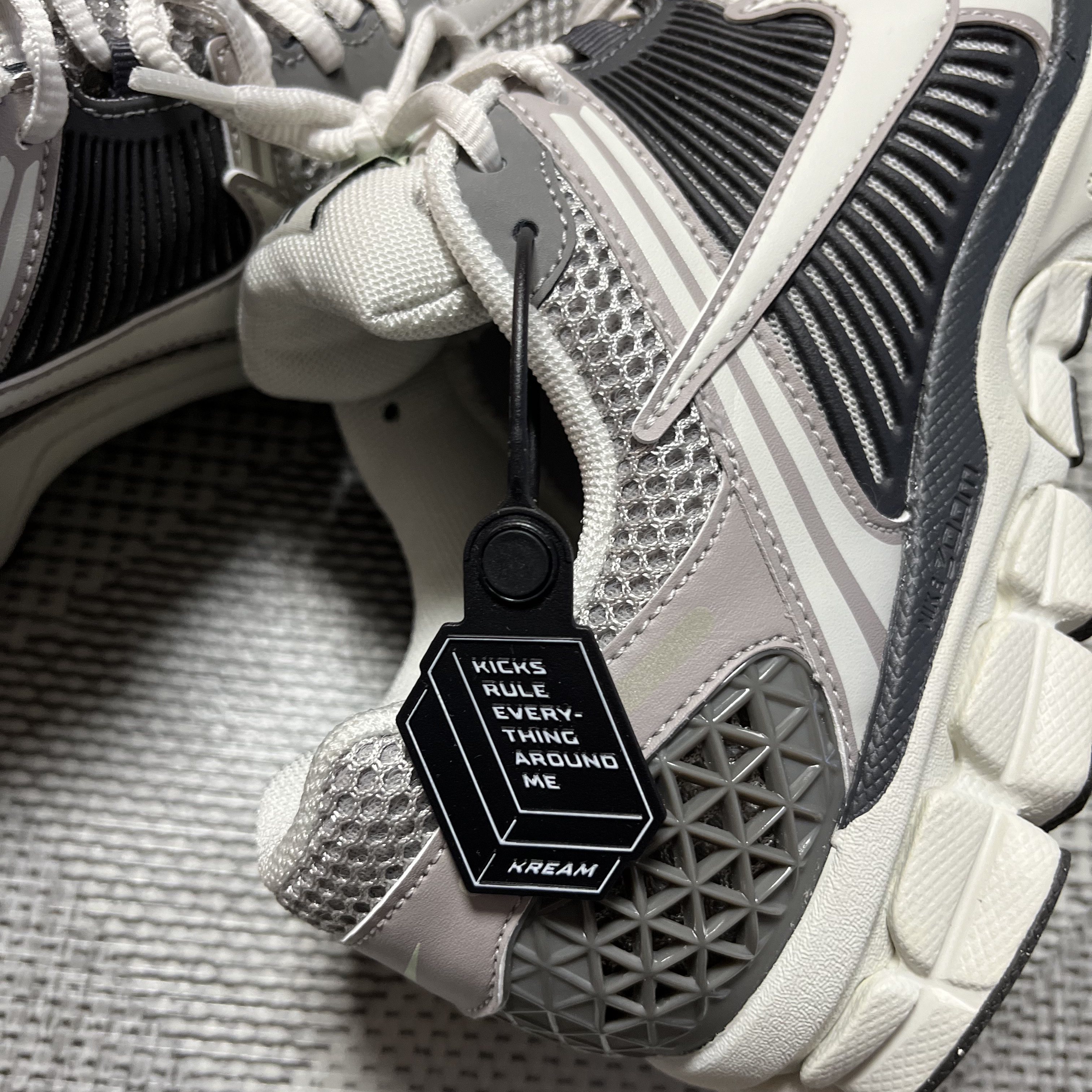 (W) Nike Zoom Vomero 5 Cobblestone and Flat Pewter 착용 스타일 - 1