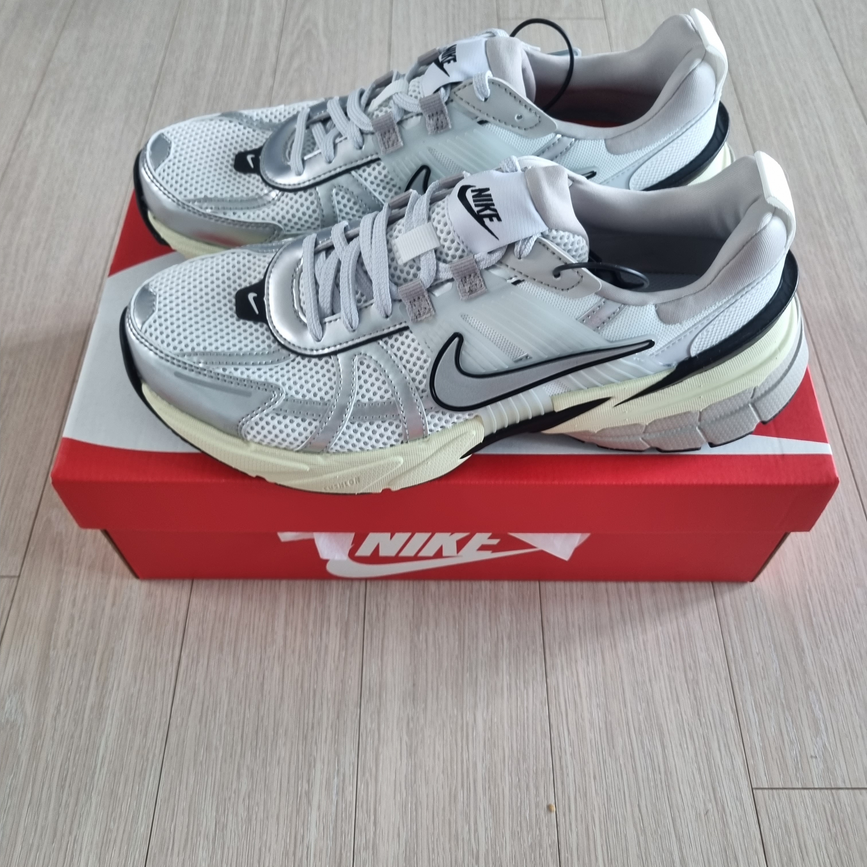Nike V2K Run Summit White Metallic Silver 착용 스타일