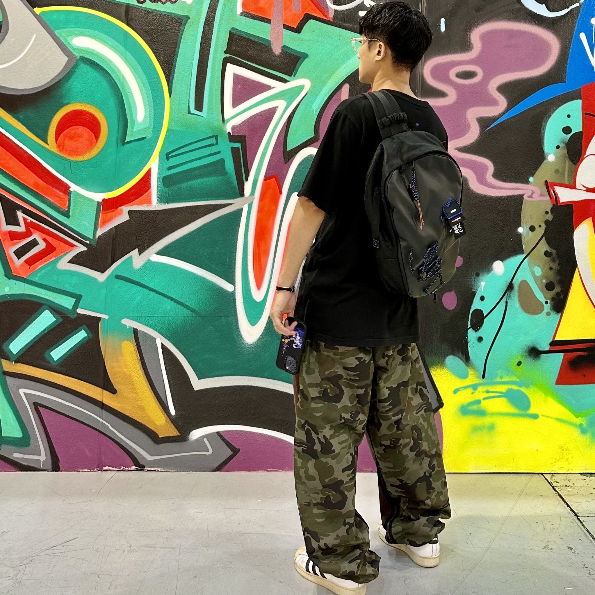 [KREAM 단독] Ourpas 058 Track Pants Brown, Ader Error x Eastpak Up-Down Sling Black 착용 스타일 - 1