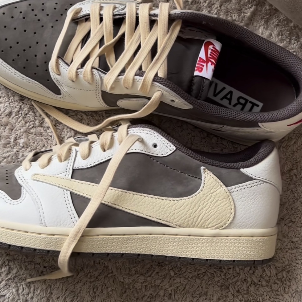 Jordan 1 x Travis Scott Retro Low OG SP Sail and Ridgerock 착용 스타일