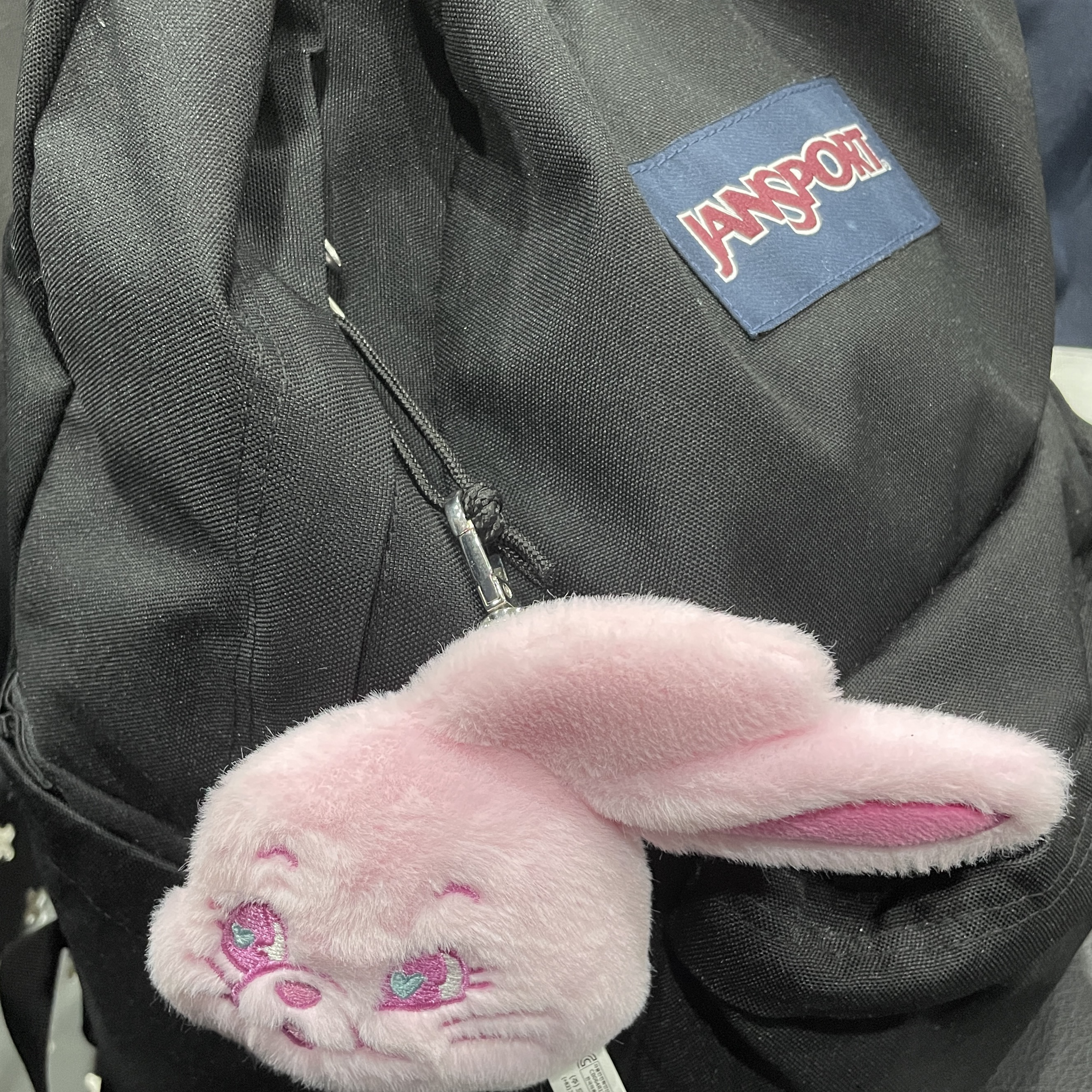 NewJeans Tokki Merchandise Fluffy Keyring Pink 착용 스타일