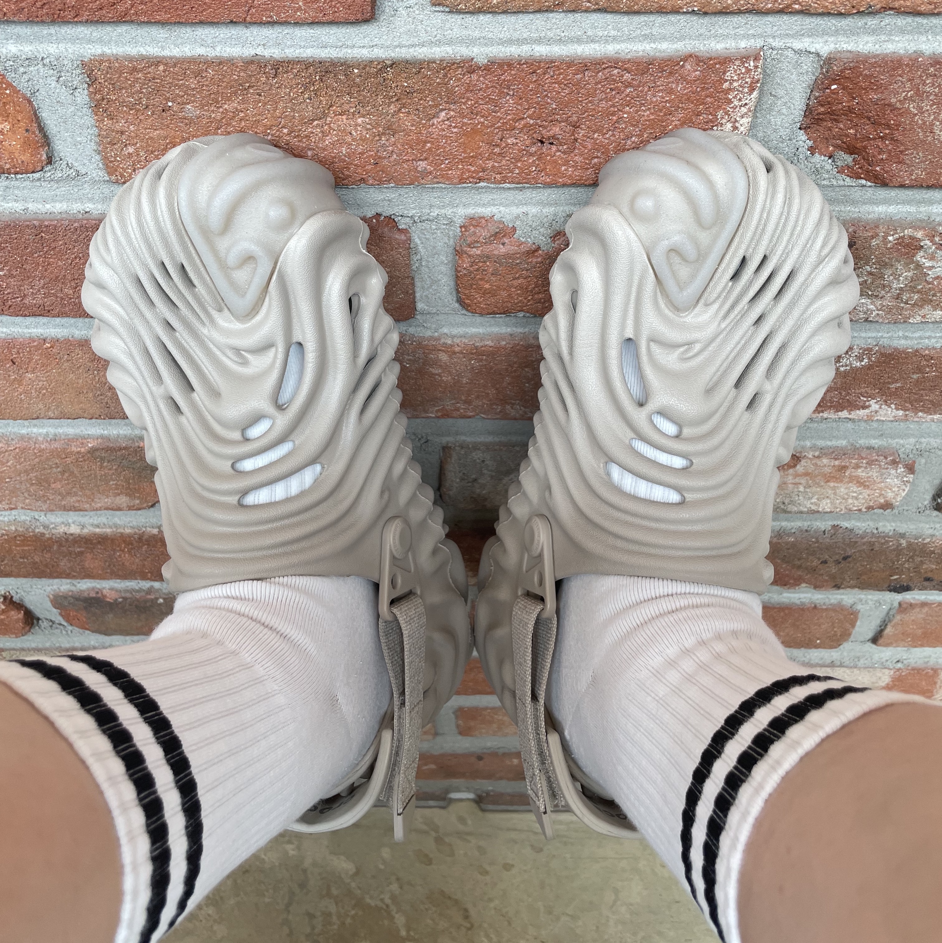 Crocs x Salehe Bembury Pollex Clog Horchata 착용 스타일 - 2