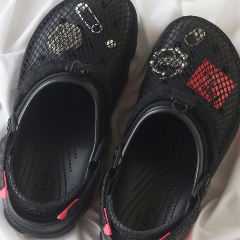 Crocs x Staple Classic All Terrain Clog Black 착용 스타일 - 2