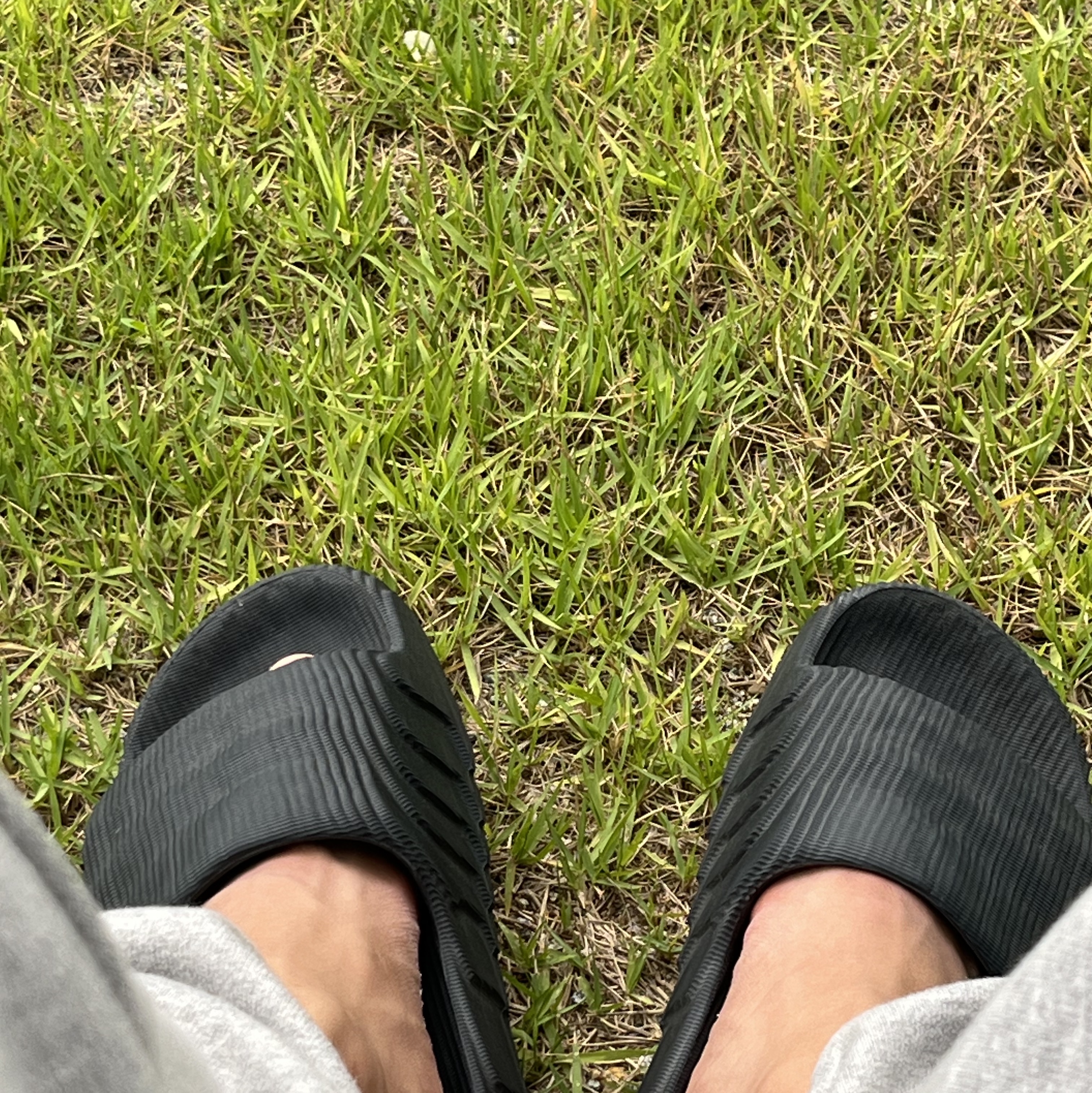Adidas Adilette 22 Carbon 착용 스타일