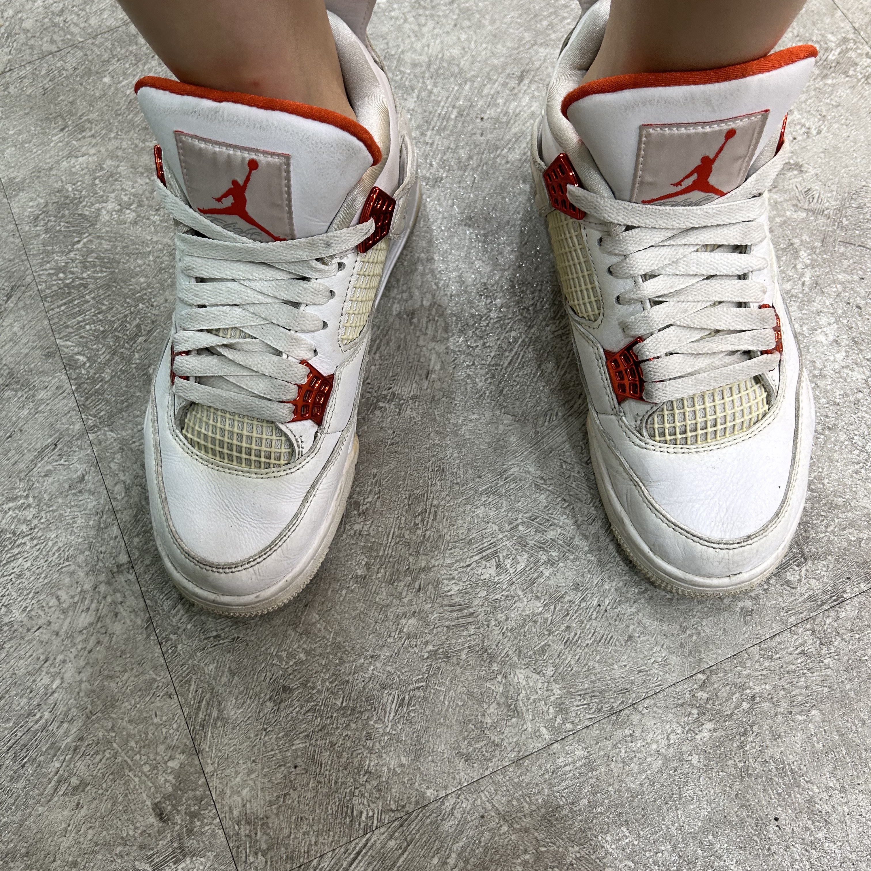 Jordan 4 Retro Orange Metallic 착용 스타일