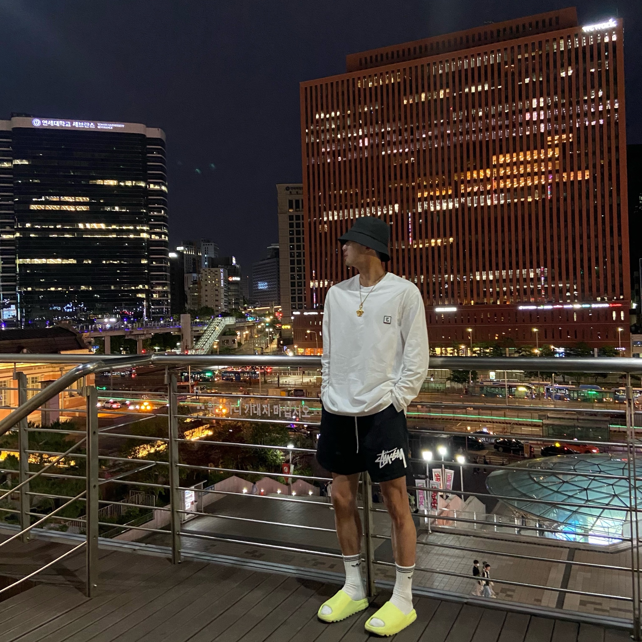 Adidas Yeezy Slide Glow Green 2022/2023, Stussy Big Stock Water Shorts Black 착용 스타일