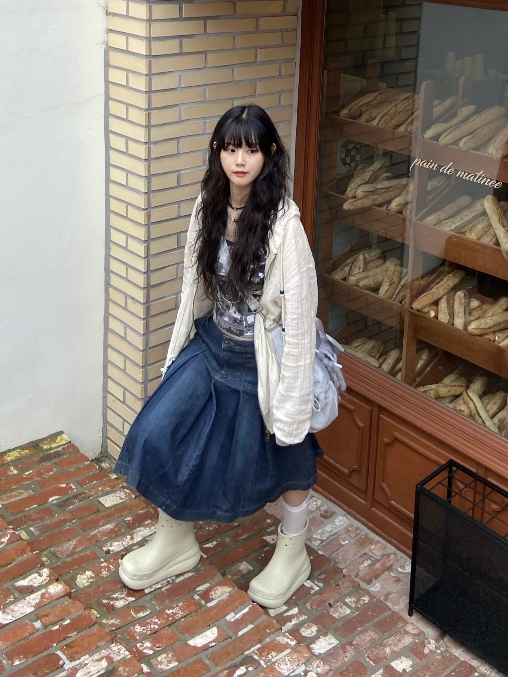Crocs Classic Crush Boot Bone 착용 스타일