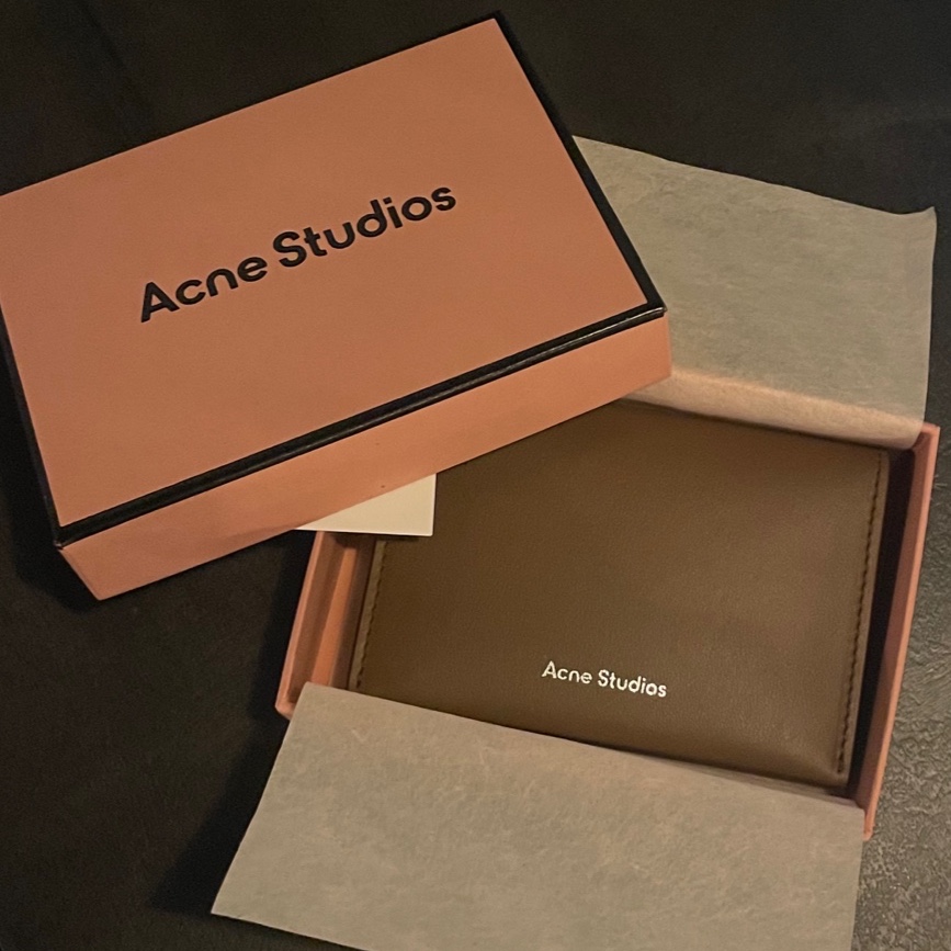Acne Studios Bi-Fold Card Holder Camel Brown 착용 스타일