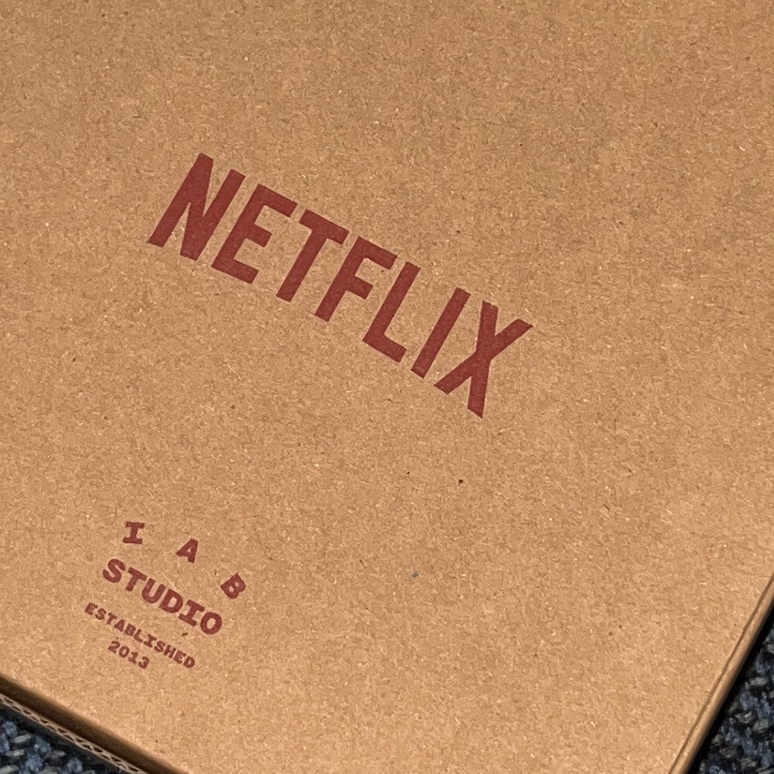IAB Studio x Netflix Bowl Set 착용 스타일 - 5