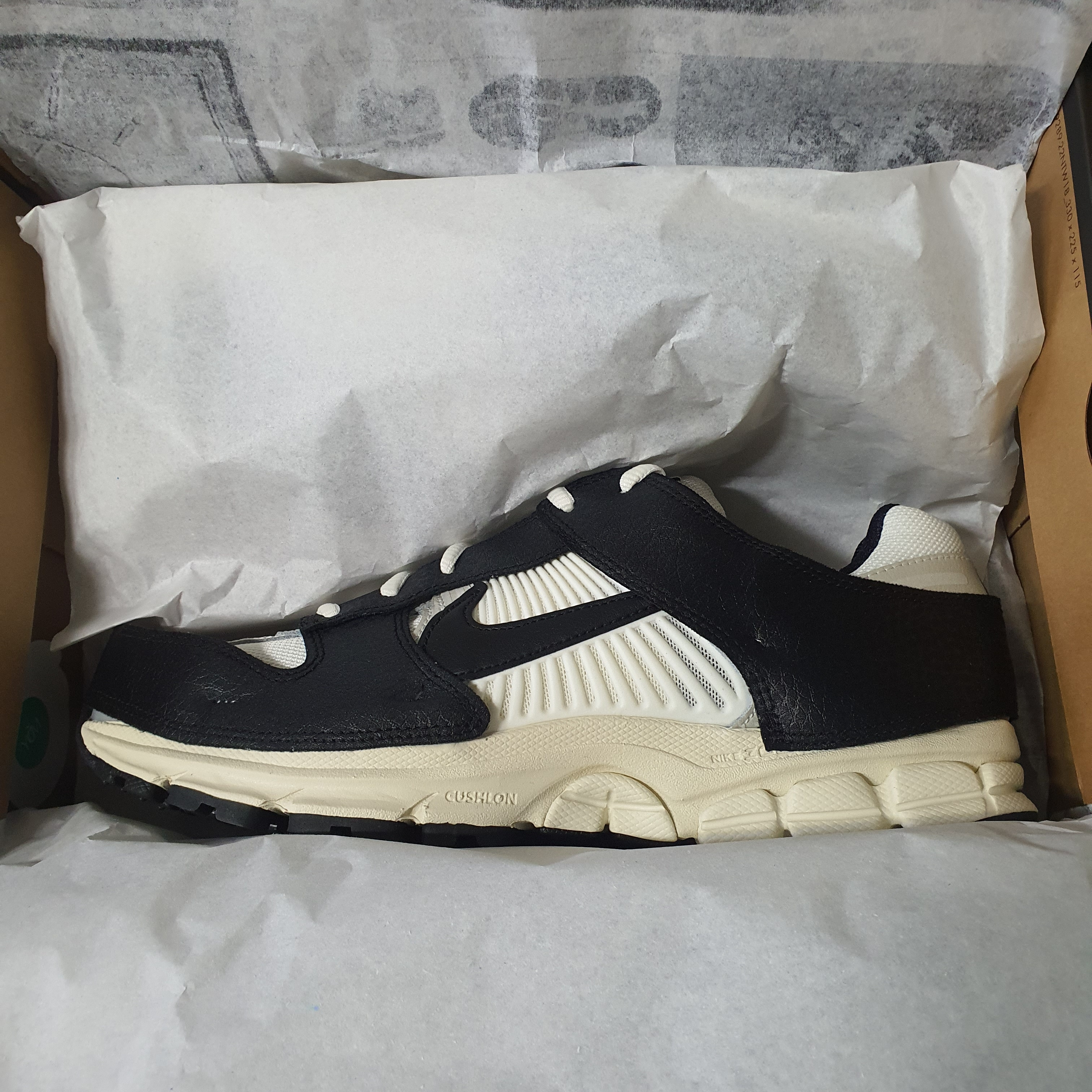 Jordan 1 Low SE Tokyo 96, (W) Nike Zoom Vomero 5 Wolf Grey and Black 착용 스타일 - 2