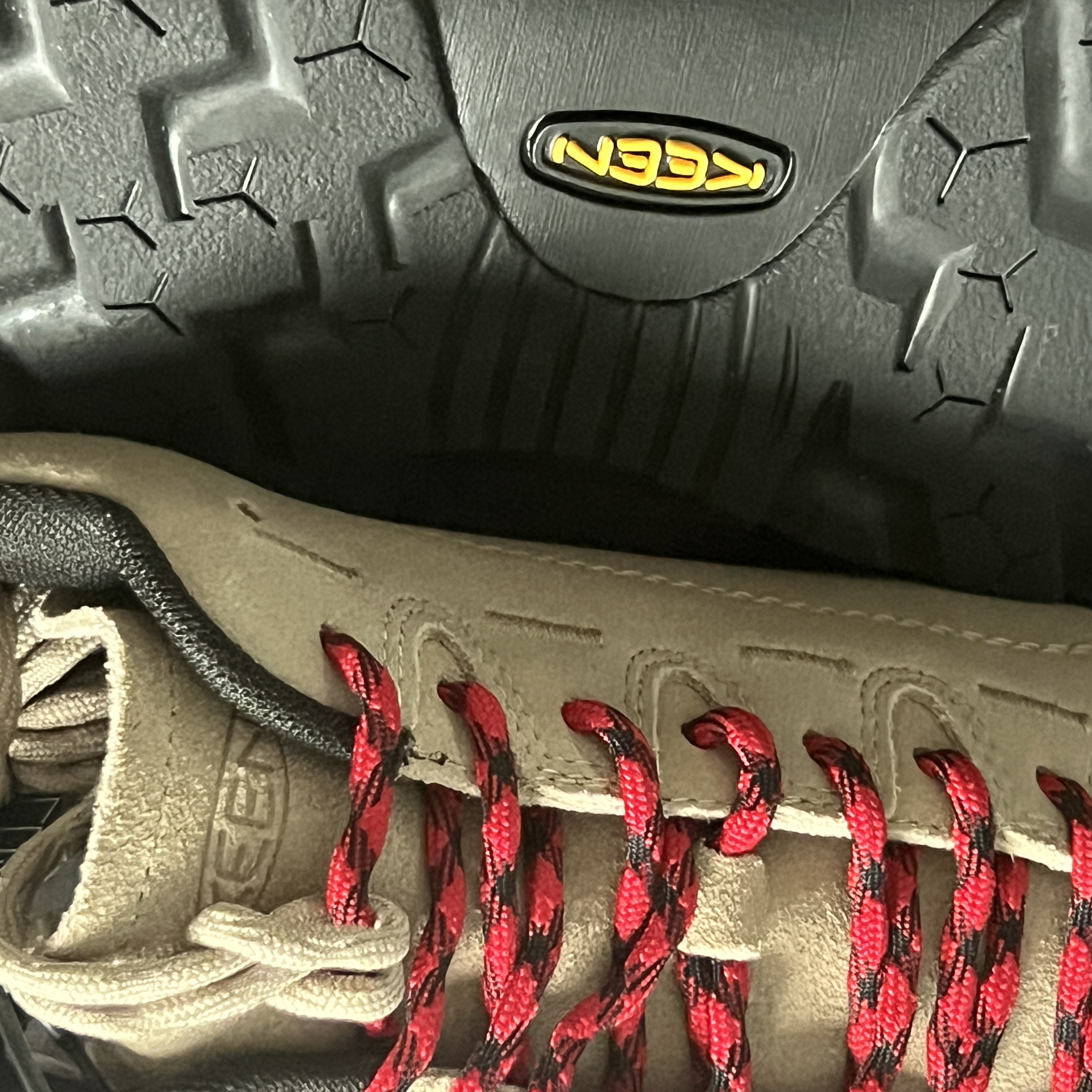 Keen Jasper Suede Sneakers Silver Mink 착용 스타일 - 4
