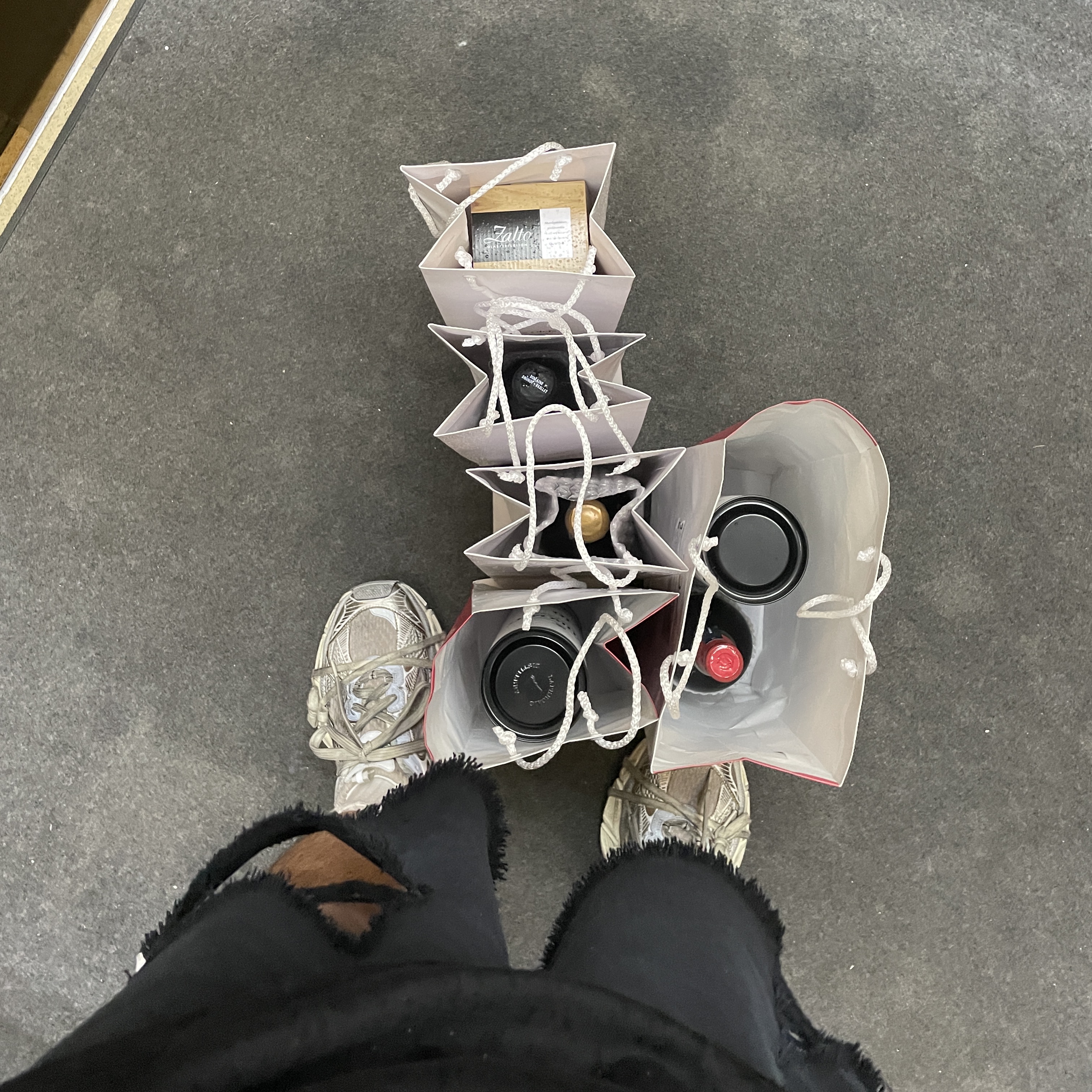 Balenciaga 3XL Sneakers Light Beige, Balenciaga x Adidas Baggy Shorts Black 착용 스타일
