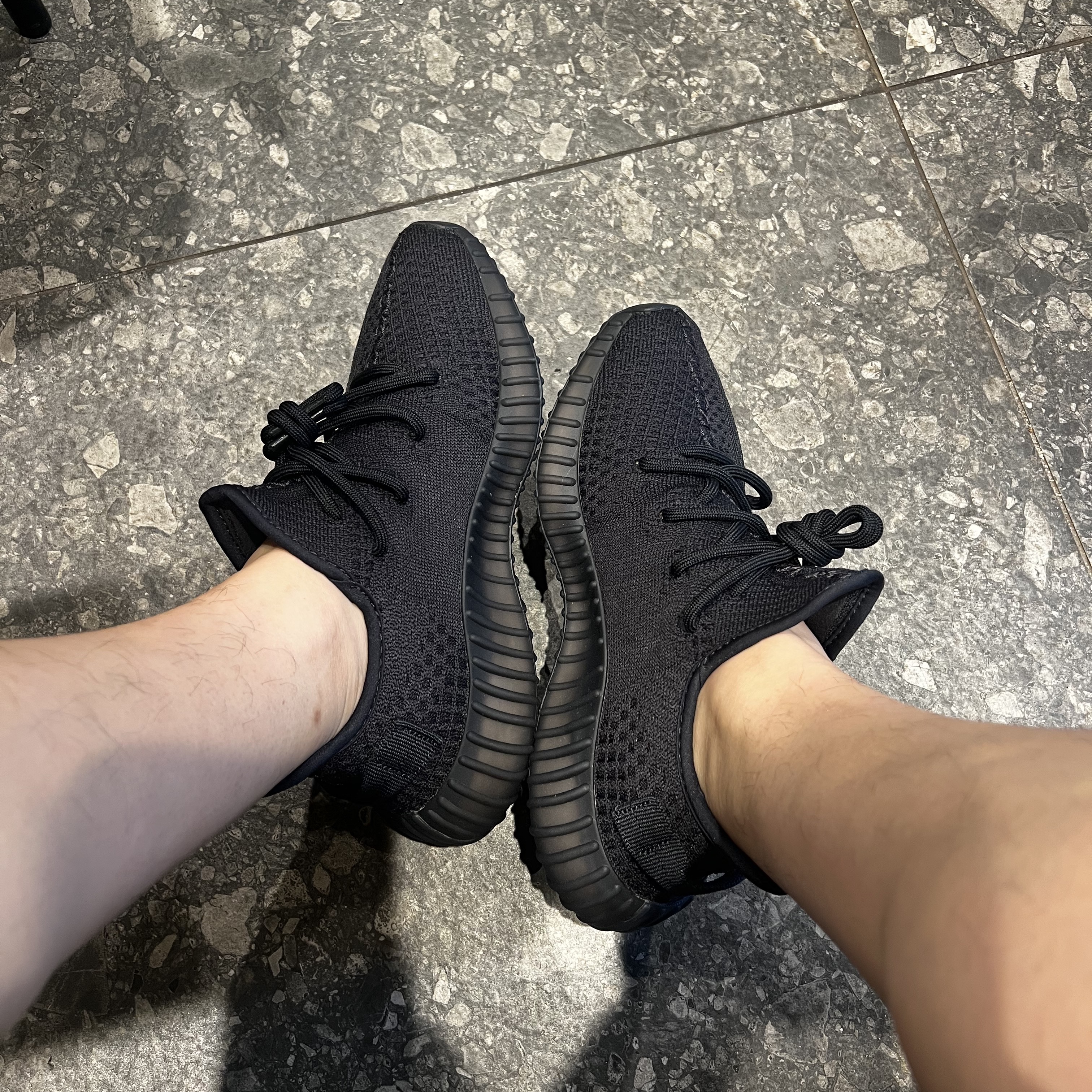 Adidas Yeezy Boost 350 V2 Onyx 착용 스타일
