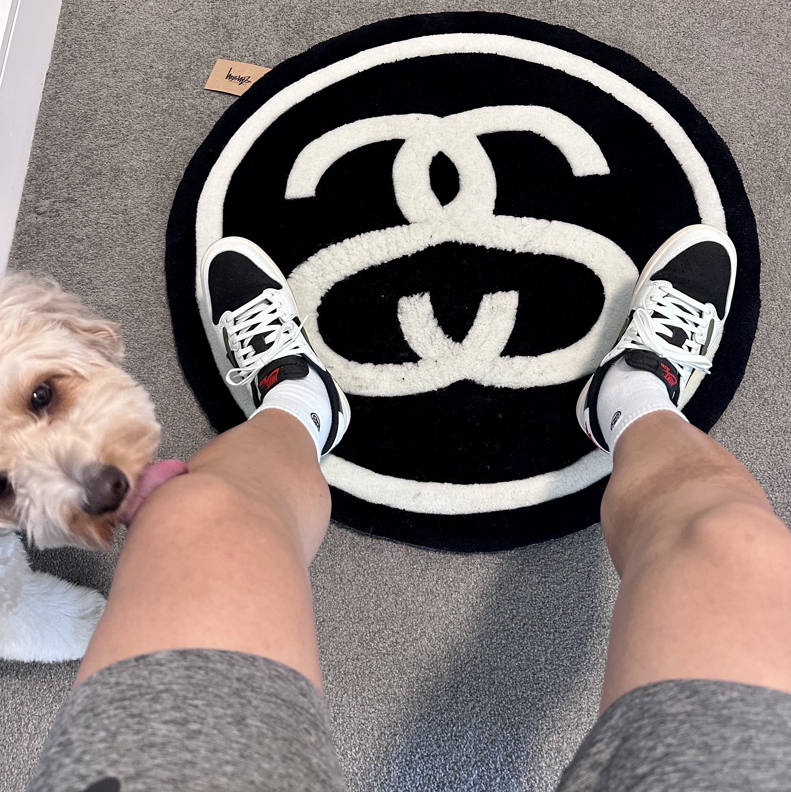 Stussy SS Link Rug Black, (W) Jordan 1 x Travis Scott Retro Low OG SP Medium Olive 착용 스타일