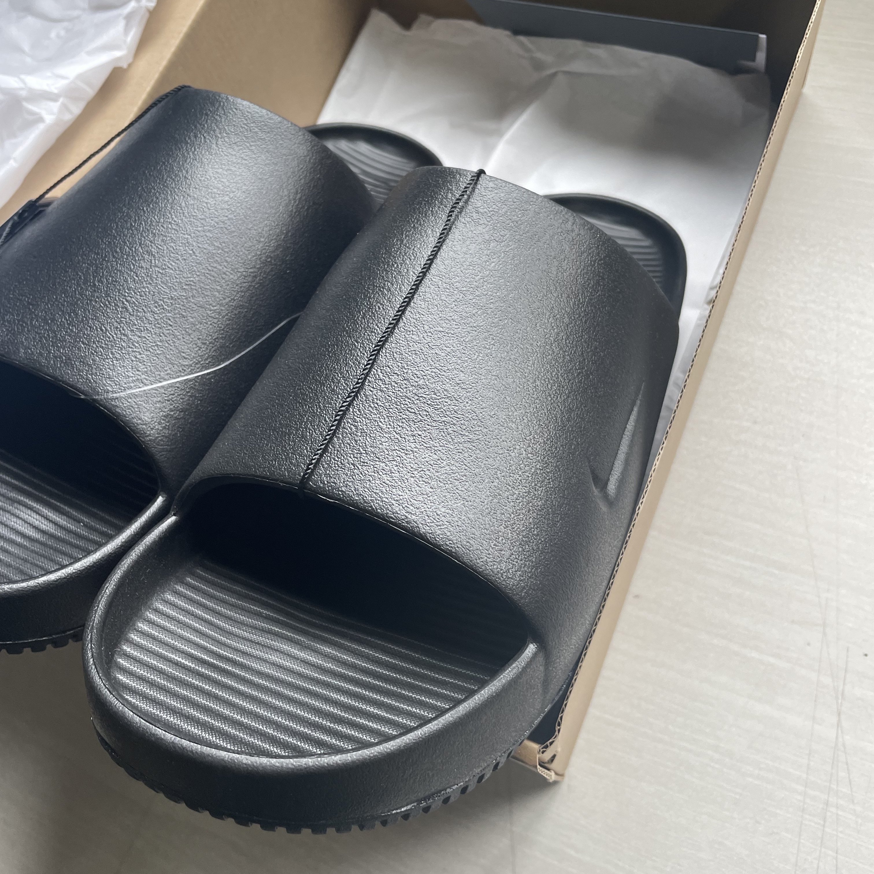 Nike Calm Slide Black 착용 스타일 - 2