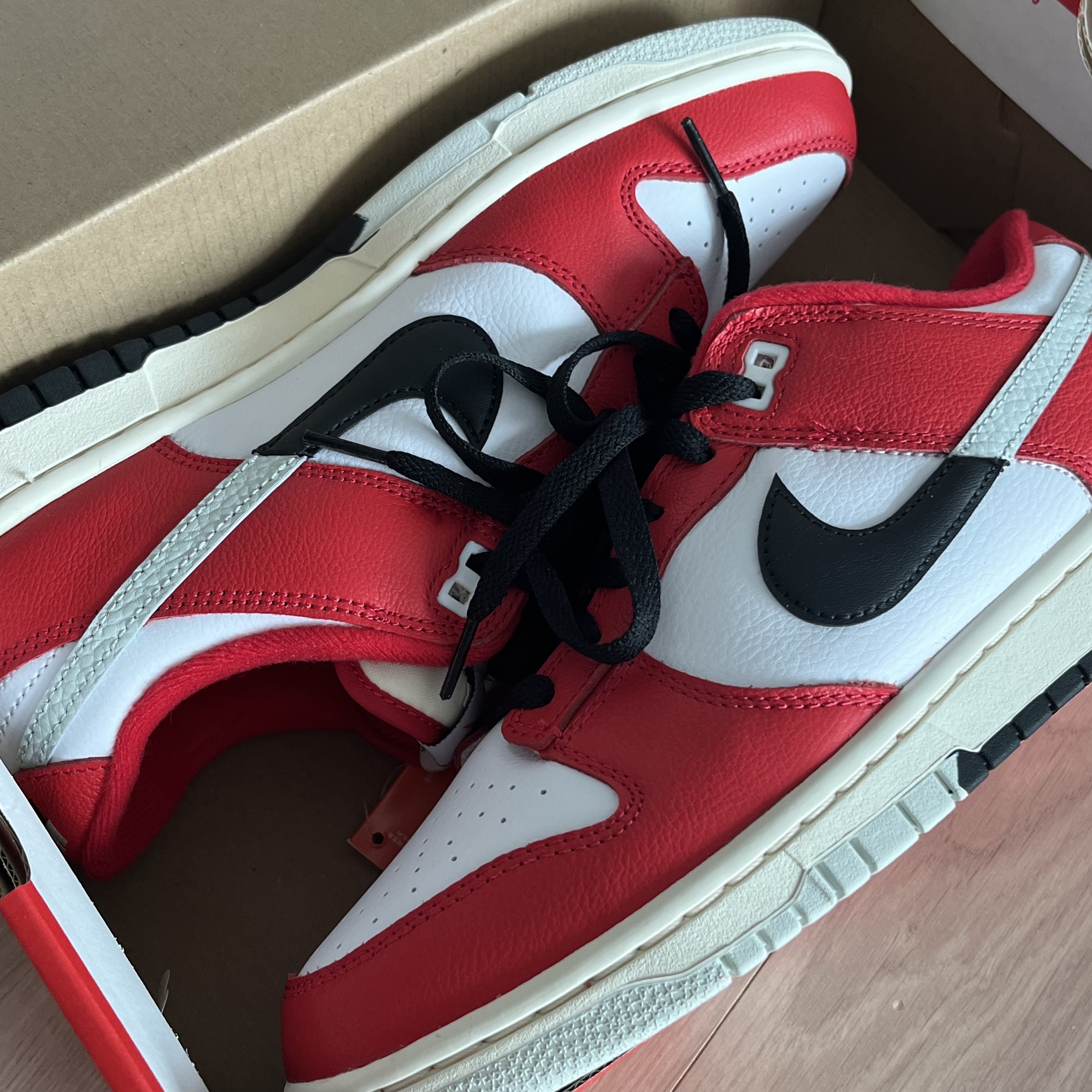 Nike Dunk Low Retro PRM University Red Black 착용 스타일 - 2