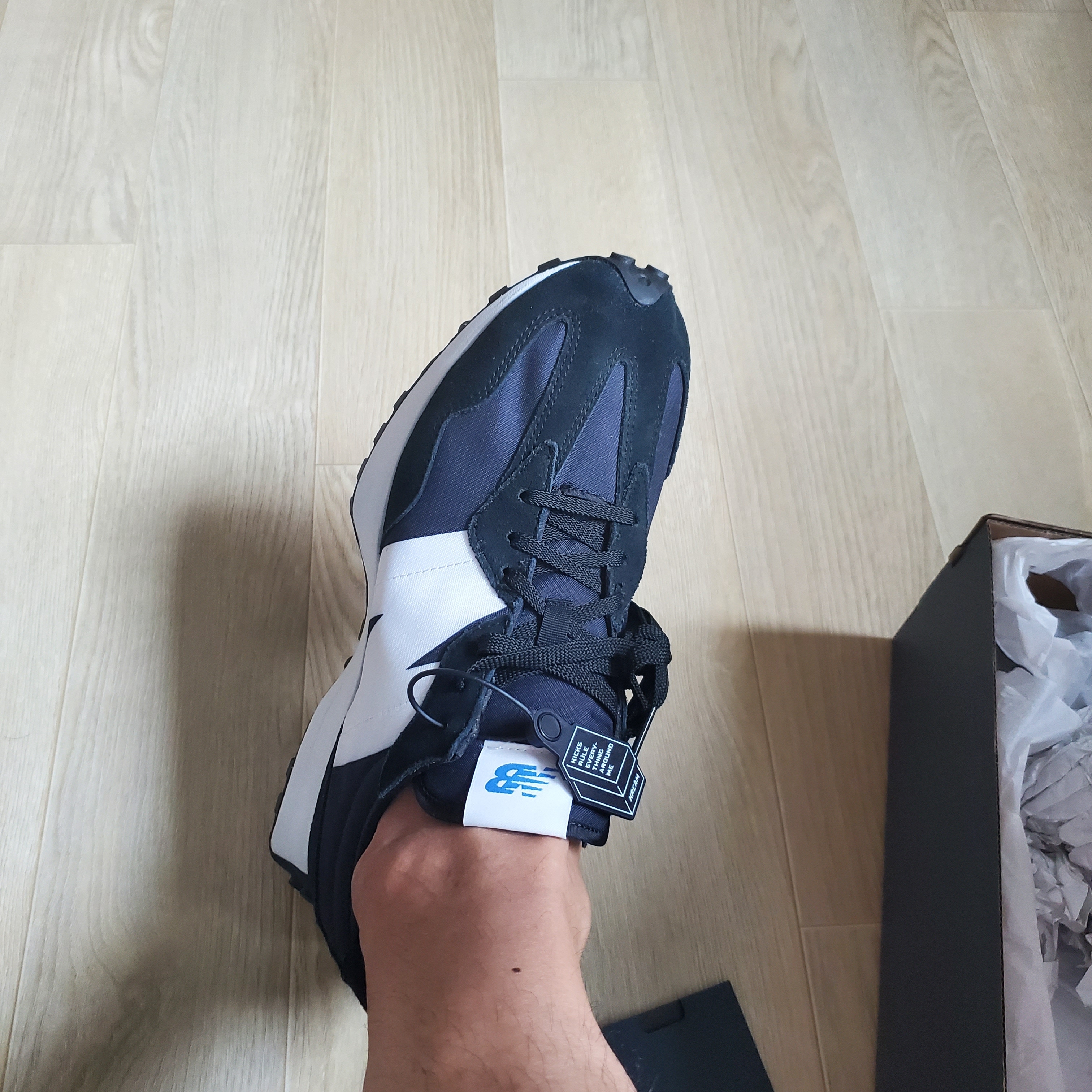 New Balance 327 Black 착용 스타일 - 2
