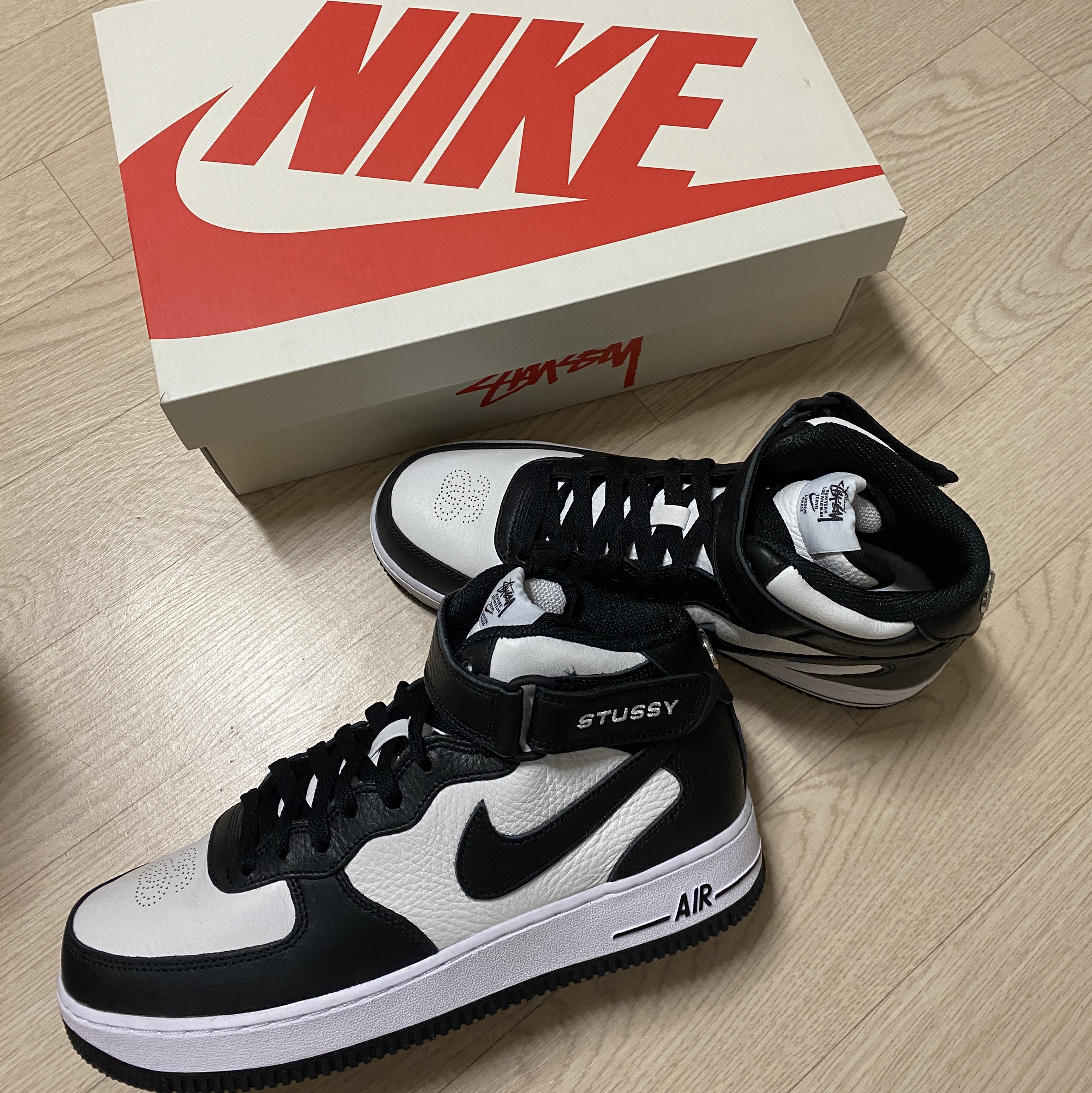 Nike x Stussy Air Force 1 '07 Mid SP Black and Light Bone 착용 스타일 - 1