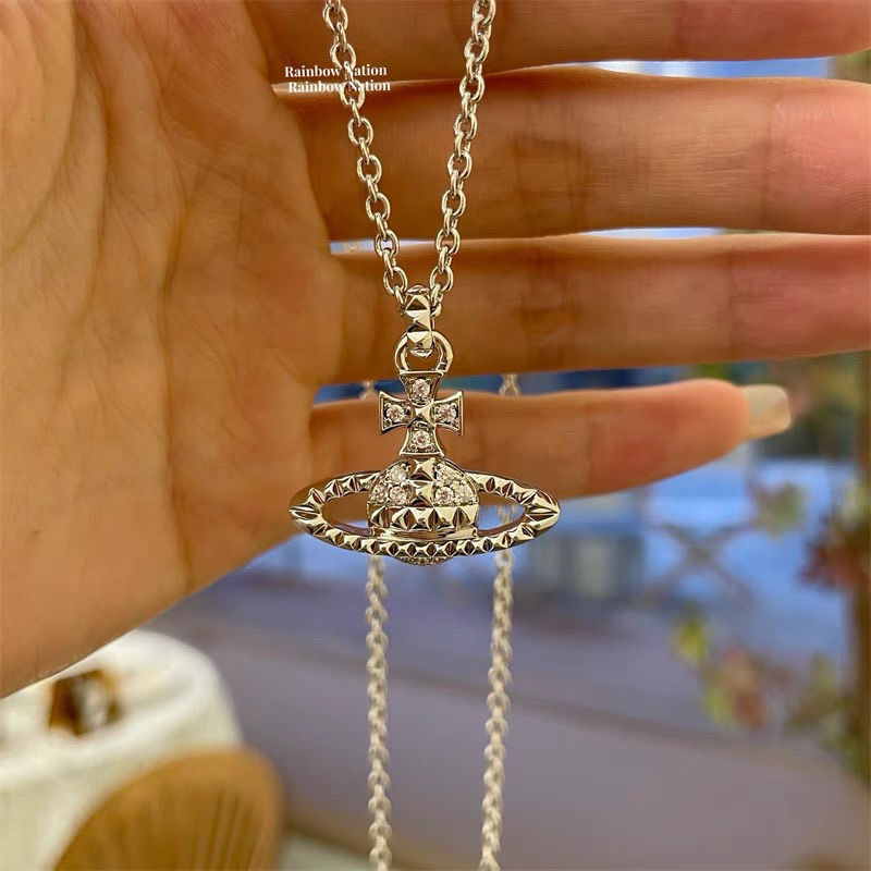 Vivienne Westwood Mayfair Bas Relief Pendant Silver 착용 스타일 - 3