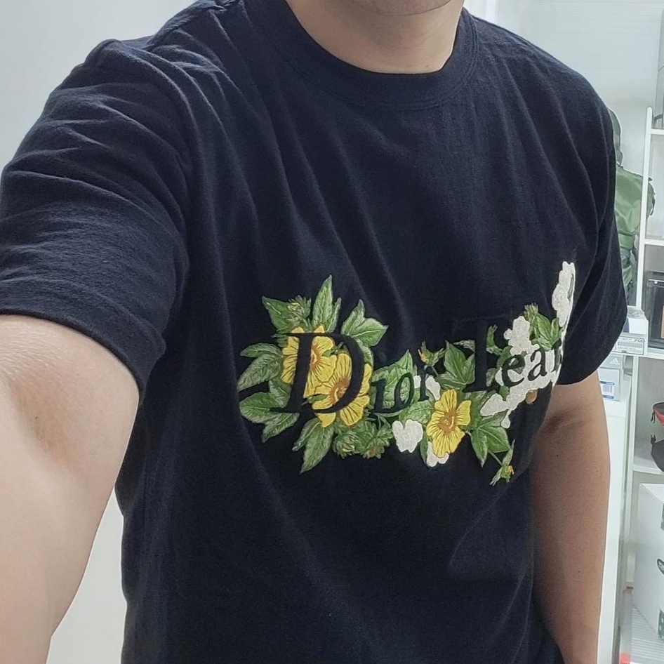 Dior x Denim Tears Dior Tears Relaxed Fit T-Shirt Slub Cotton Jersey Black 착용 스타일 - 3