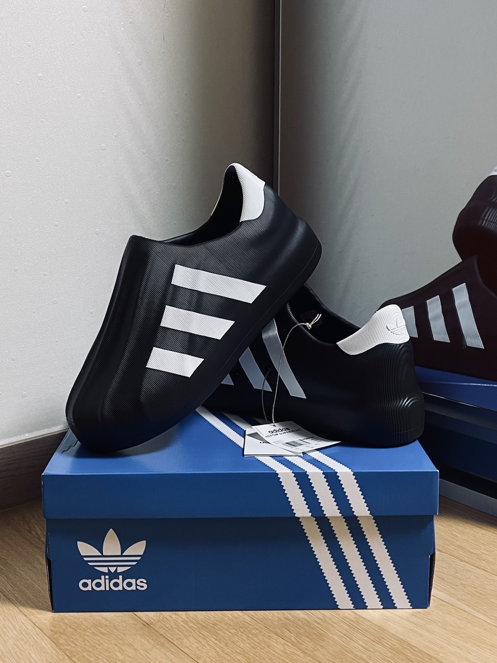 Adidas Adifom Superstar Core Black Cloud White 착용 스타일