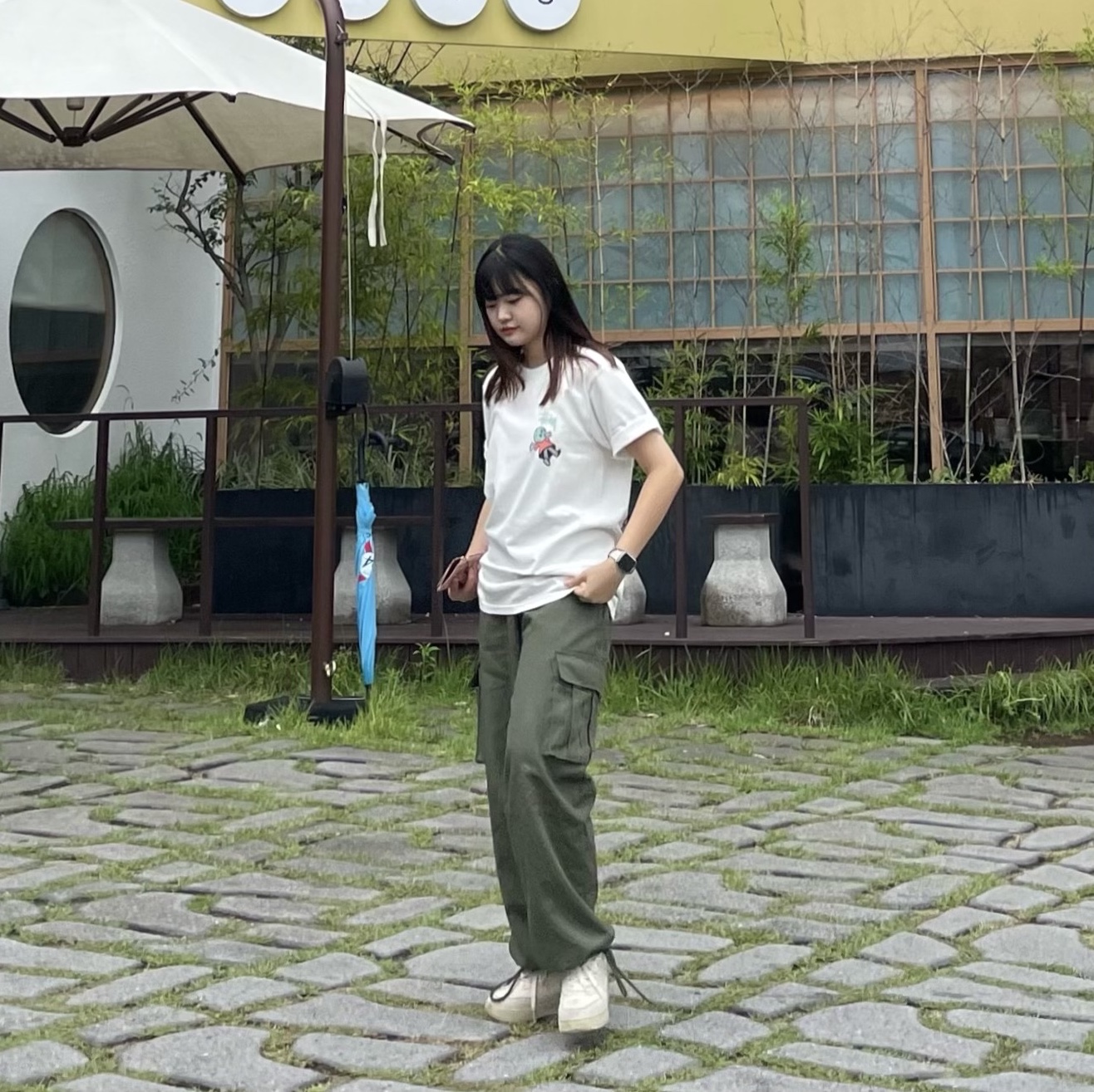 Stussy Dollie Pigment Dyed T-Shirt Natural, Nike x Stussy Air Force 1 Low Fossil 착용 스타일 - 1