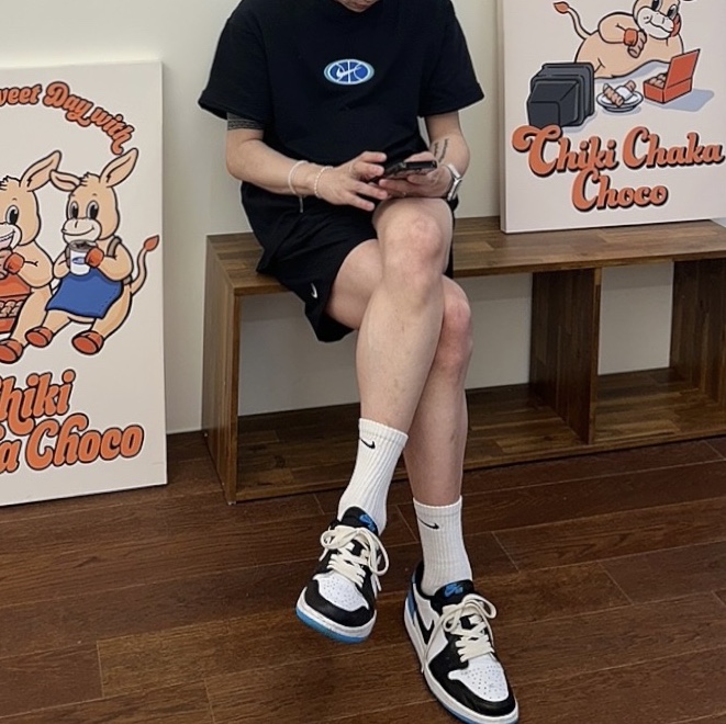 Jordan 1 Retro Low OG Black and Dark Powder Blue 착용 스타일 - 3