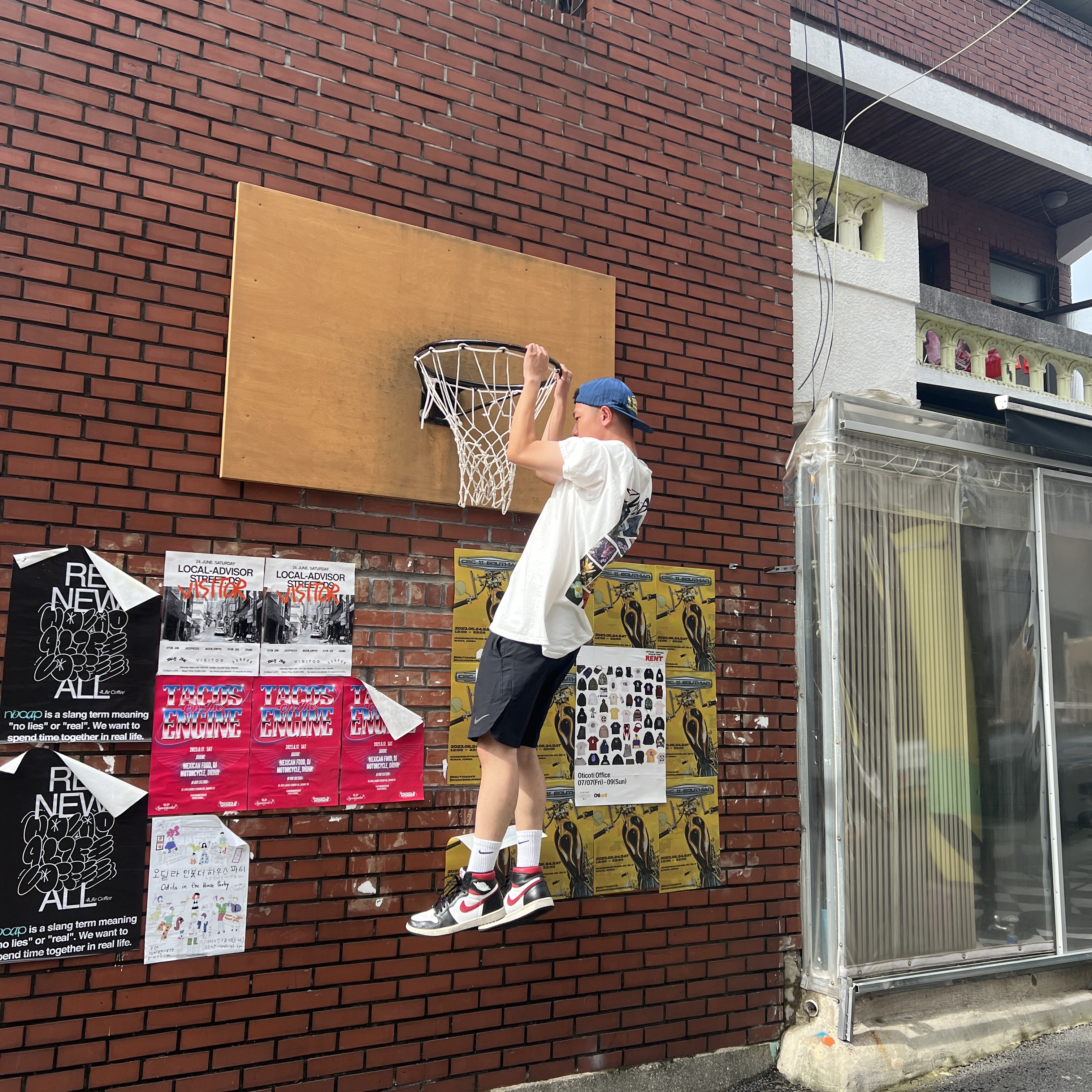 Stussy Flower Grid Pigment Dyed T-Shirt Natural, Jordan 1 Retro High OG Gym Red 착용 스타일 - 2