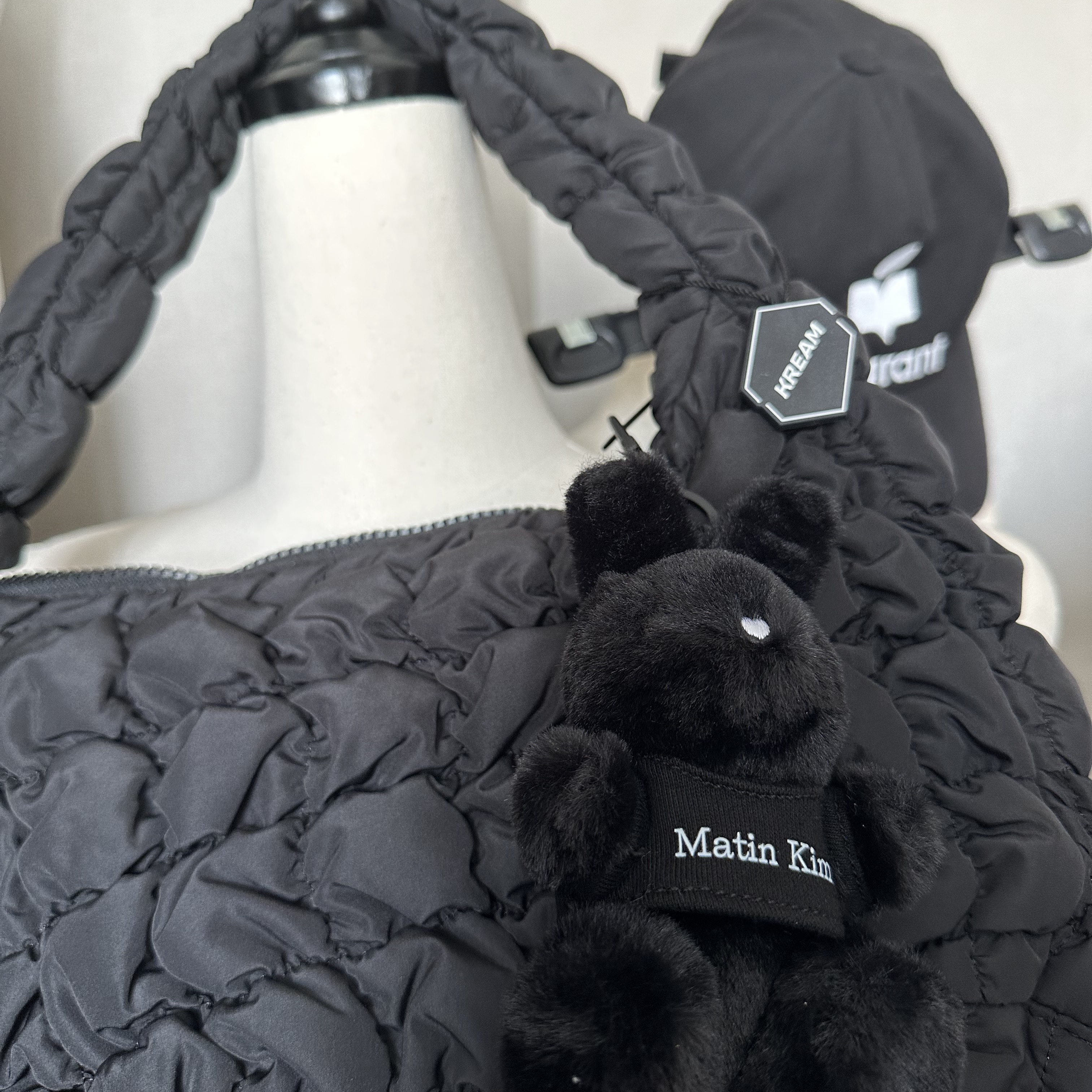 COS Quilted Mini Bag Black, Matin Kim Black Bunny Toy Keyring Black 착용 스타일