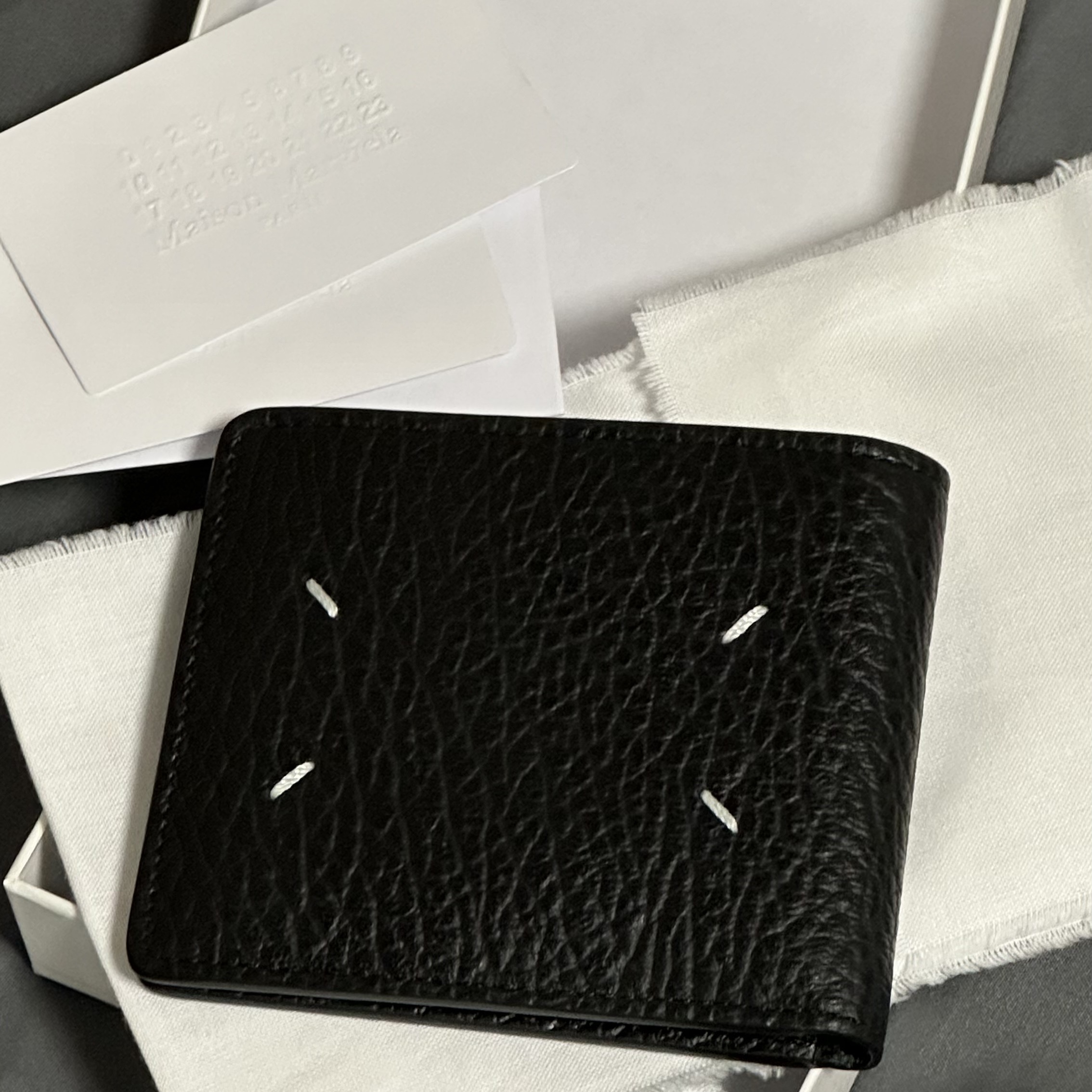 Maison Margiela Bi-Fold Wallet Black 착용 스타일