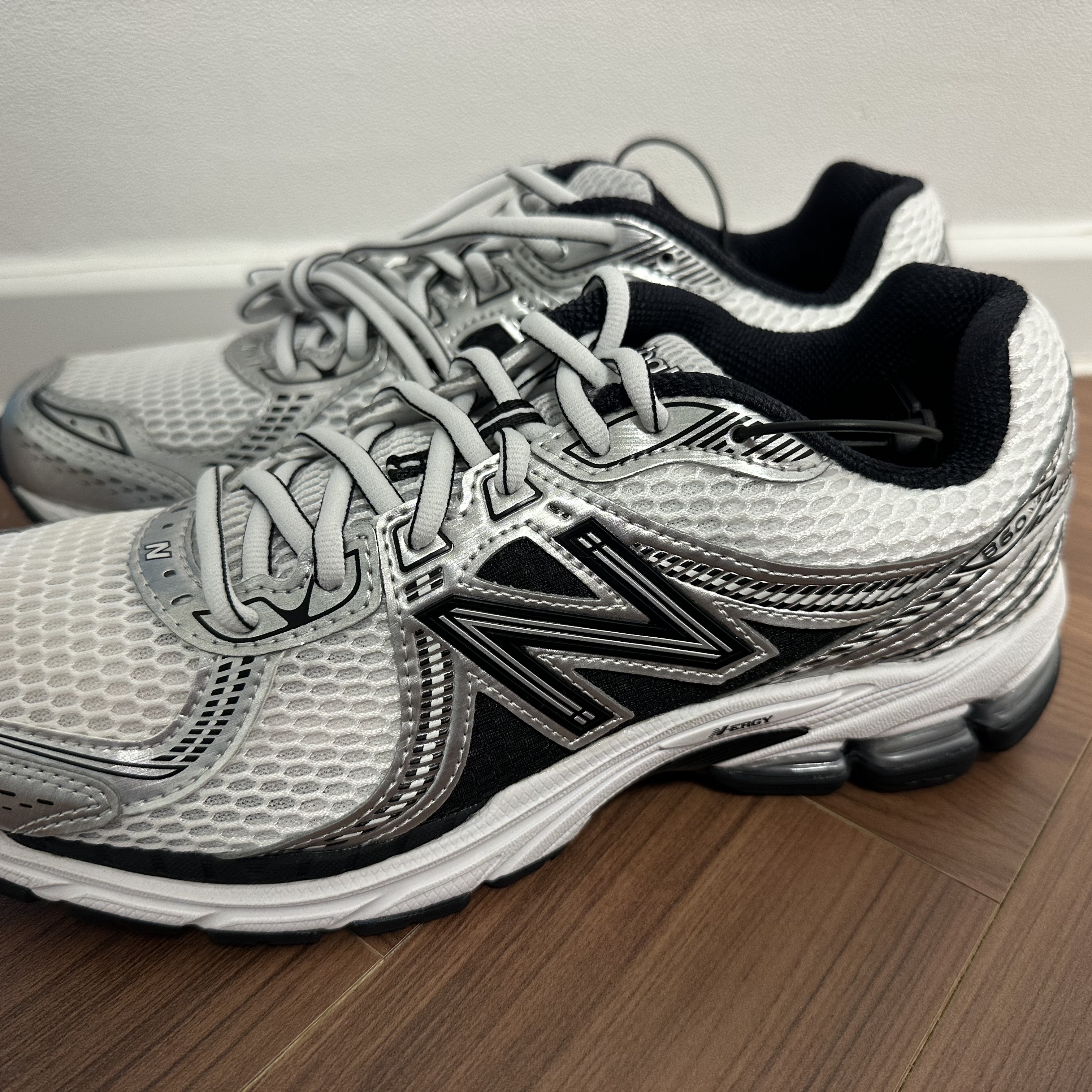 New Balance 860v2 White Black 착용 스타일