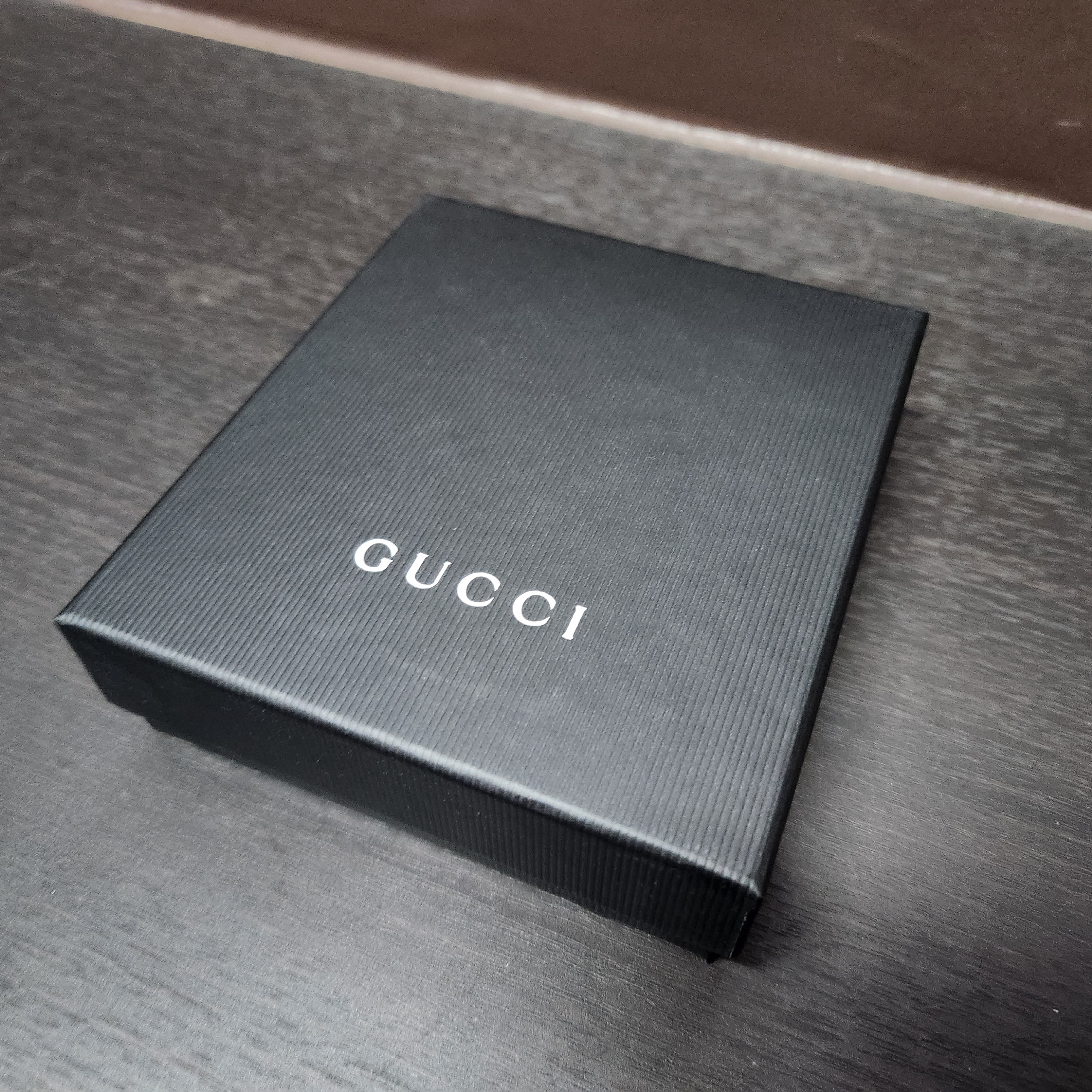 Gucci Micro GG Ssima Bi-Fold Wallet Black 착용 스타일 - 1