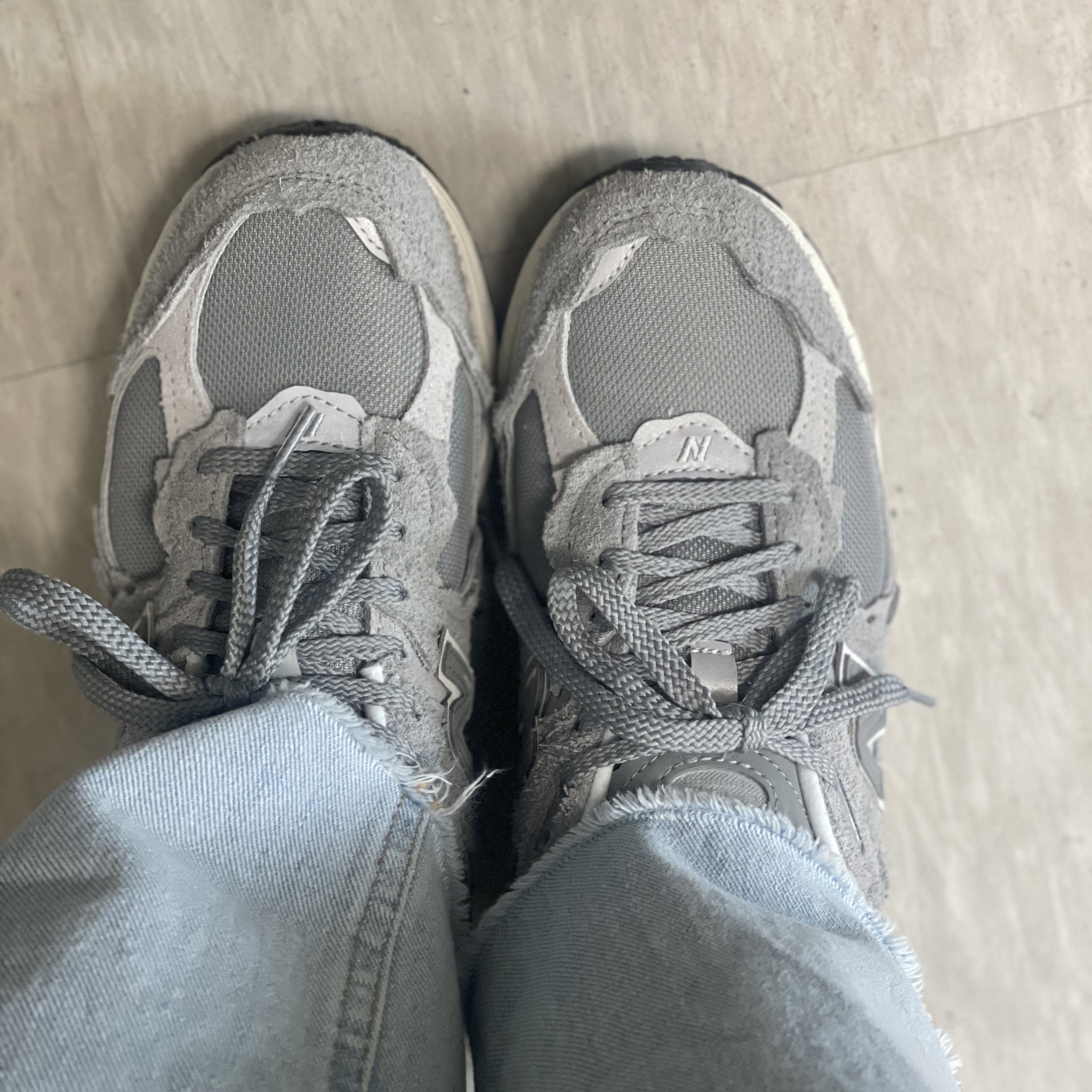 New Balance 2002R Protection Pack Grey 착용 스타일 - 2