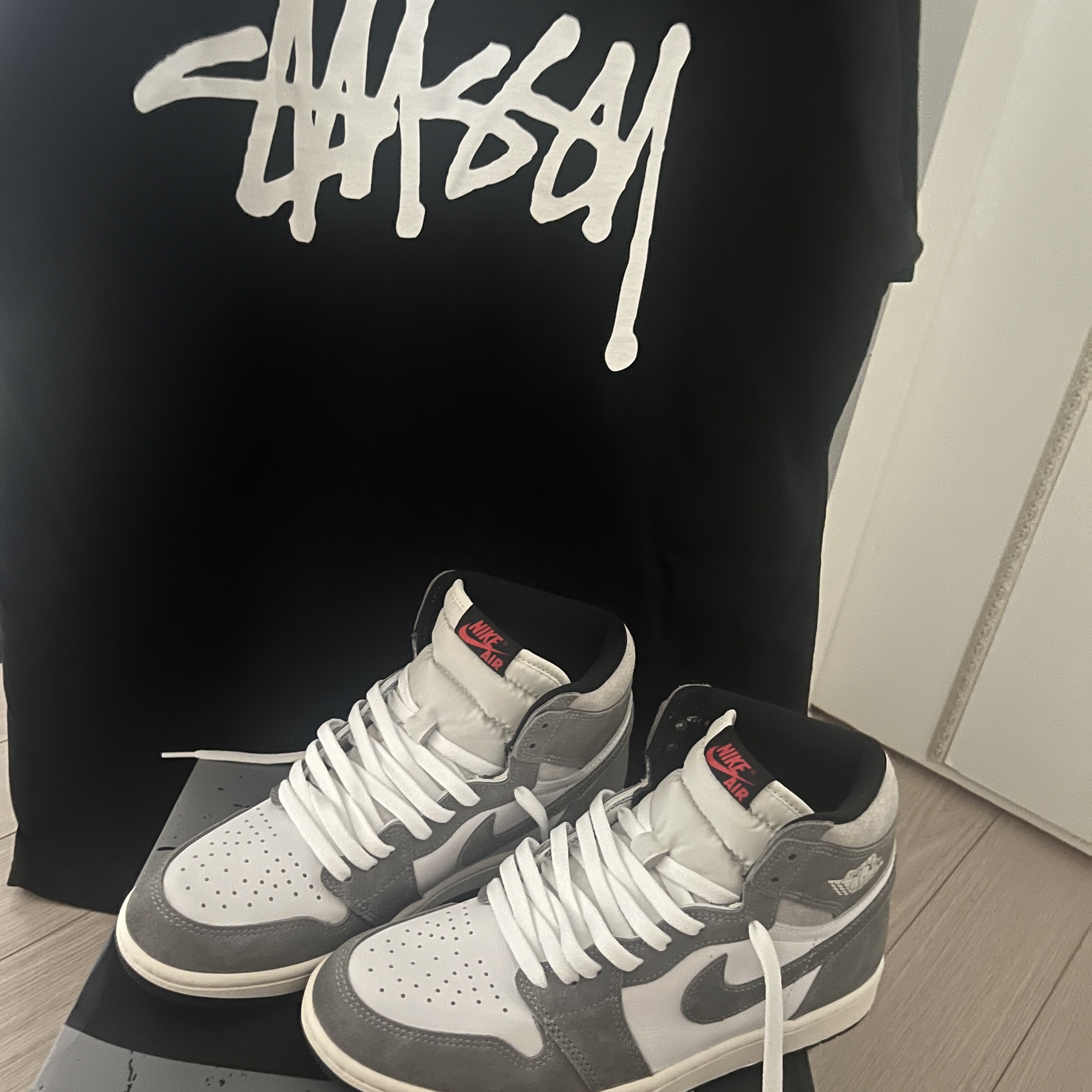 Jordan 1 Retro High OG Black and Smoke Grey, Stussy Basic Stussy T-Shirt Black 2023 착용 스타일