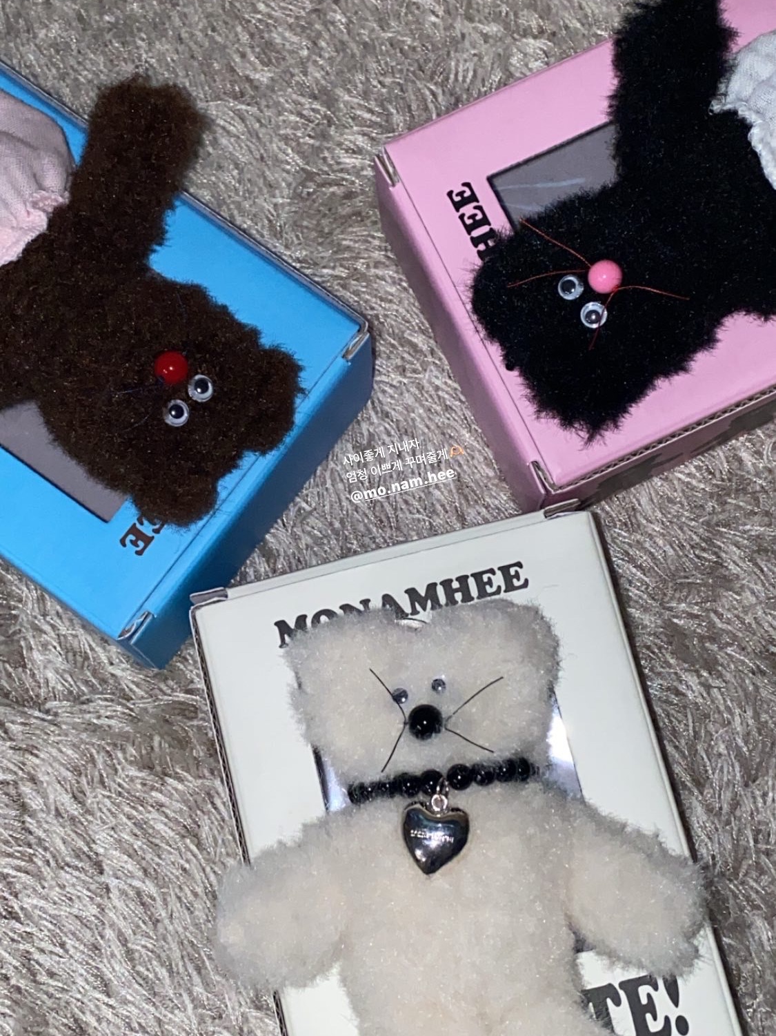 [KREAM 단독] Monamhee Creami Keyring Cream, [KREAM 단독] Monamhee Bred Keyring with Pink Pants Brown 착용 스타일