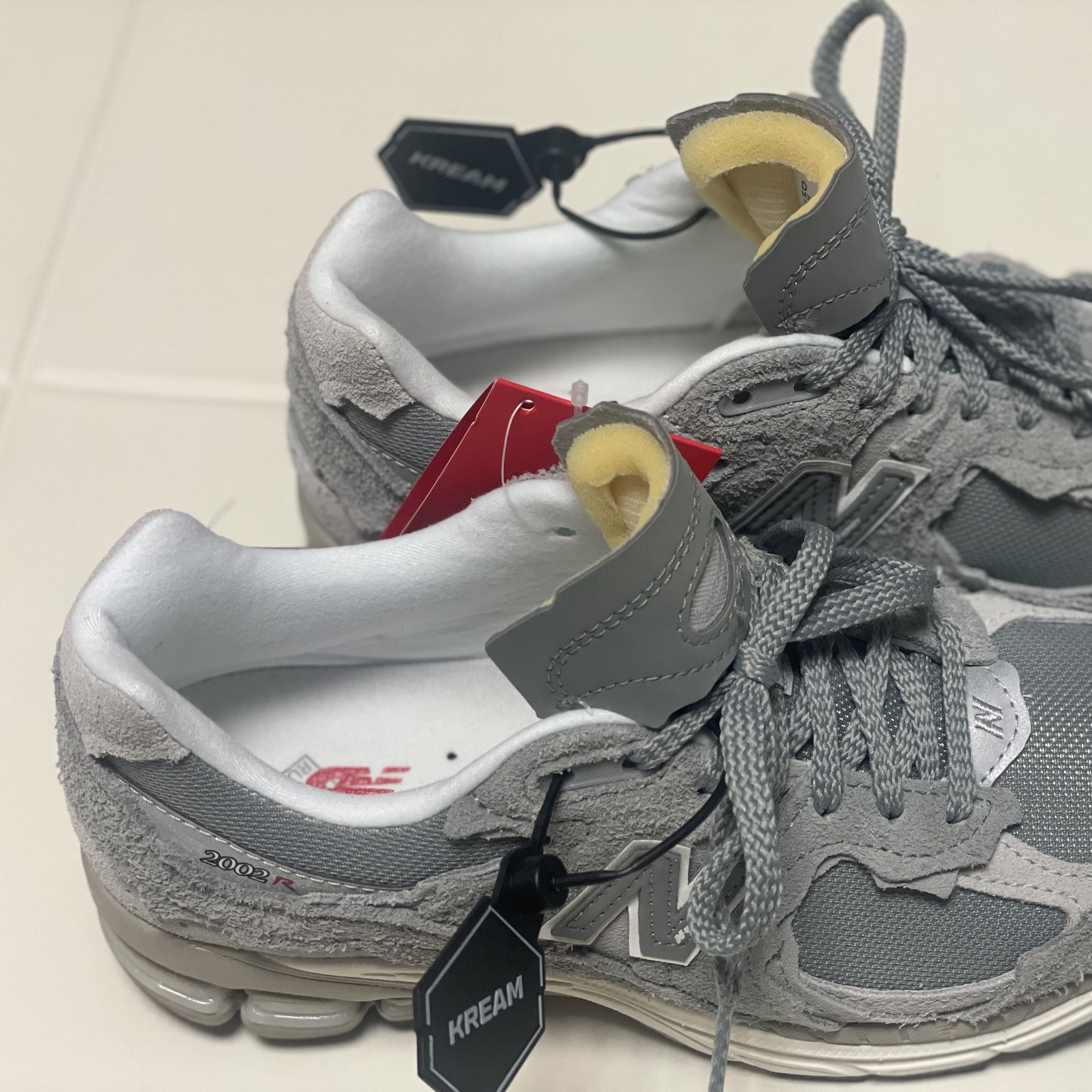 New Balance 2002R Protection Pack Grey 착용 스타일 - 1