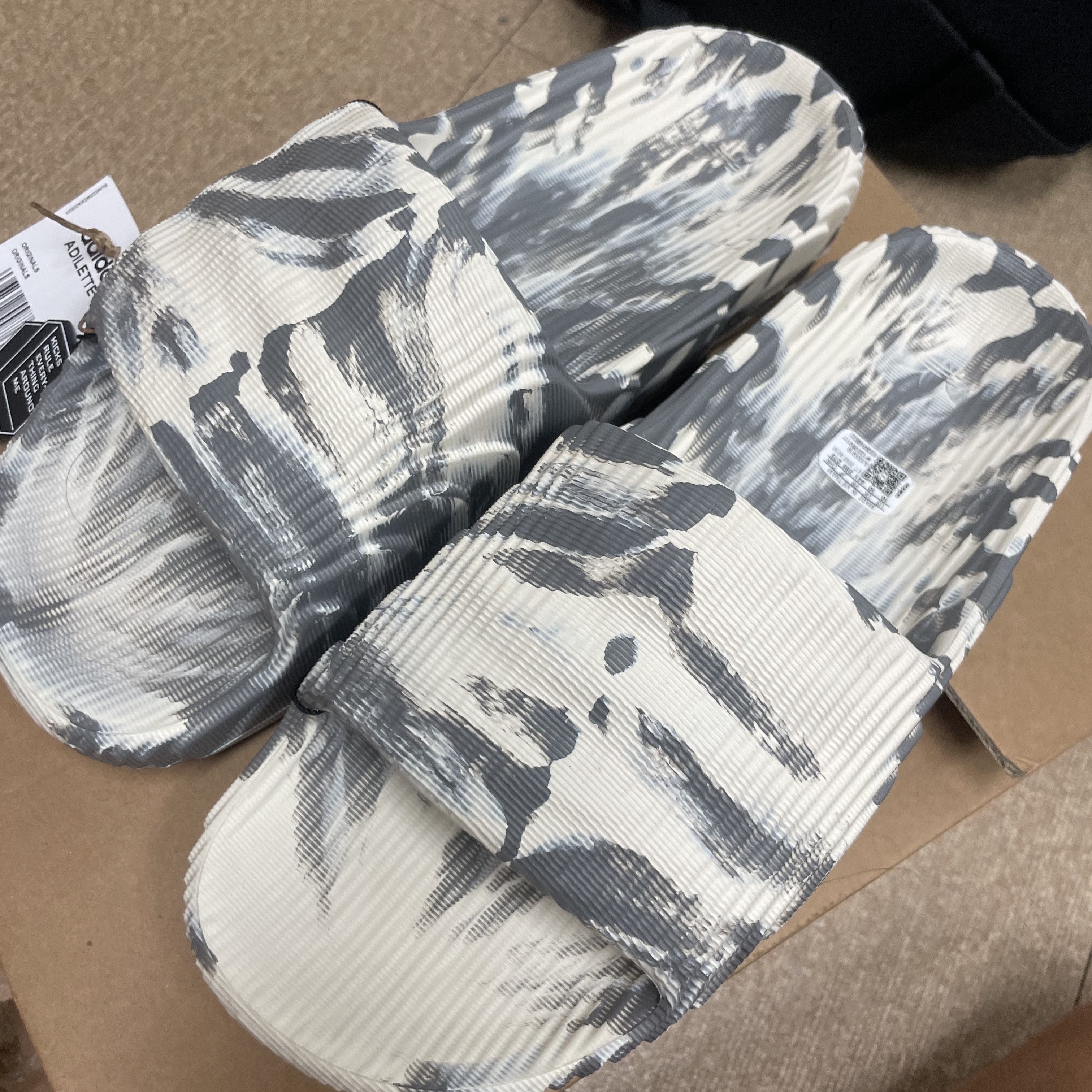 Adidas Adilette 22 Wonder White Grey 착용 스타일