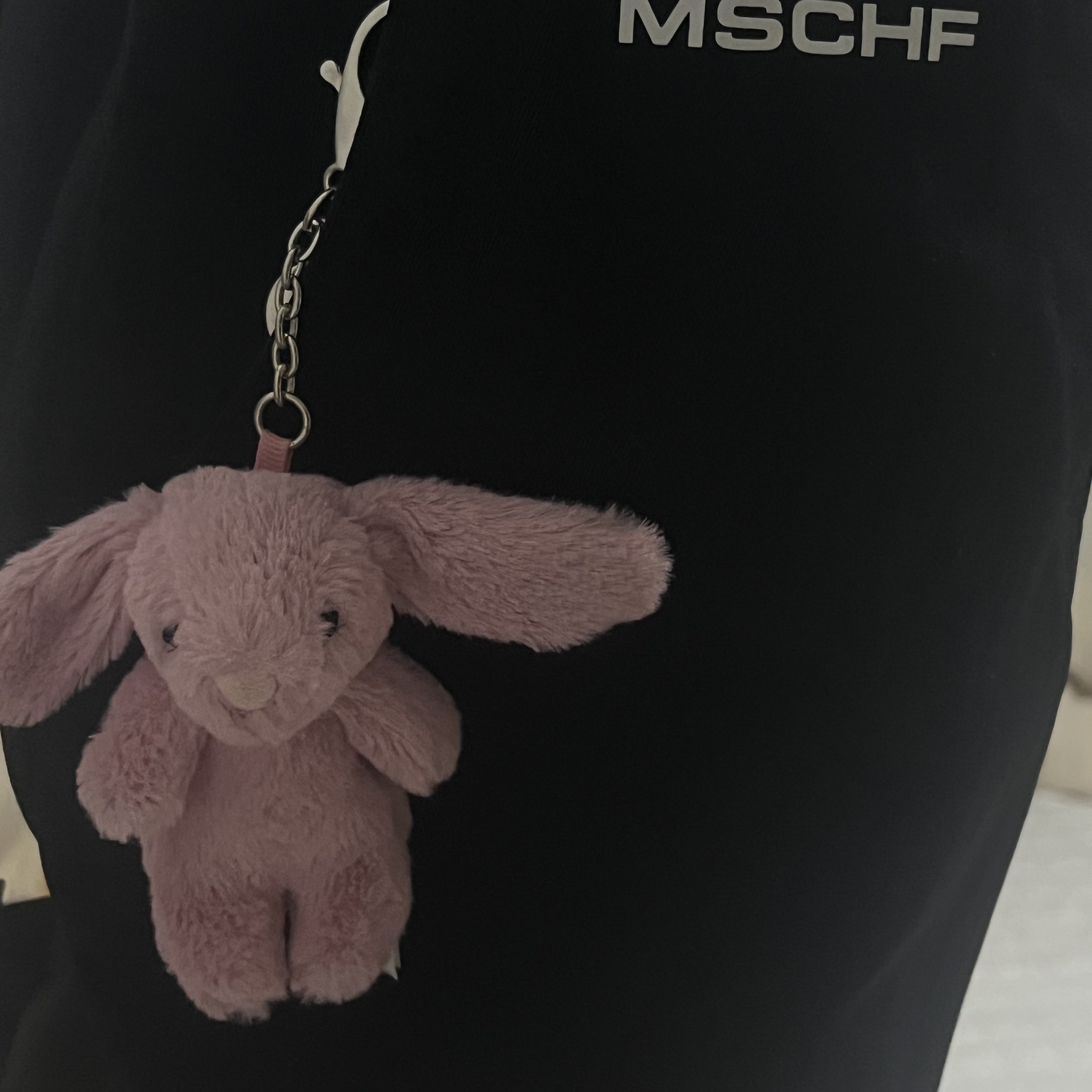 Jellycat Bashful Bunny Bag Charm Tulip 착용 스타일