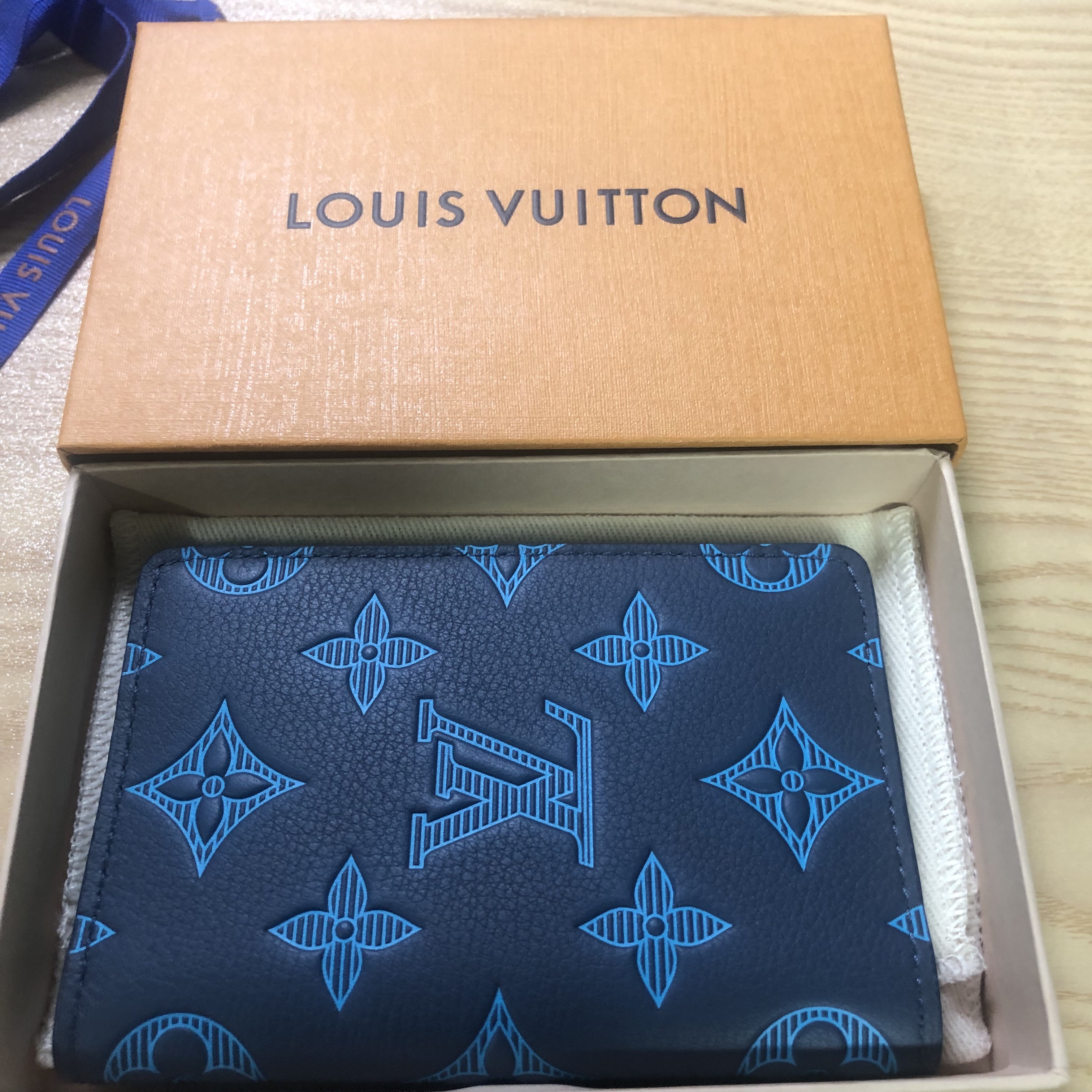 Louis Vuitton Pocket Organizer Monogram Navy Blue 착용 스타일