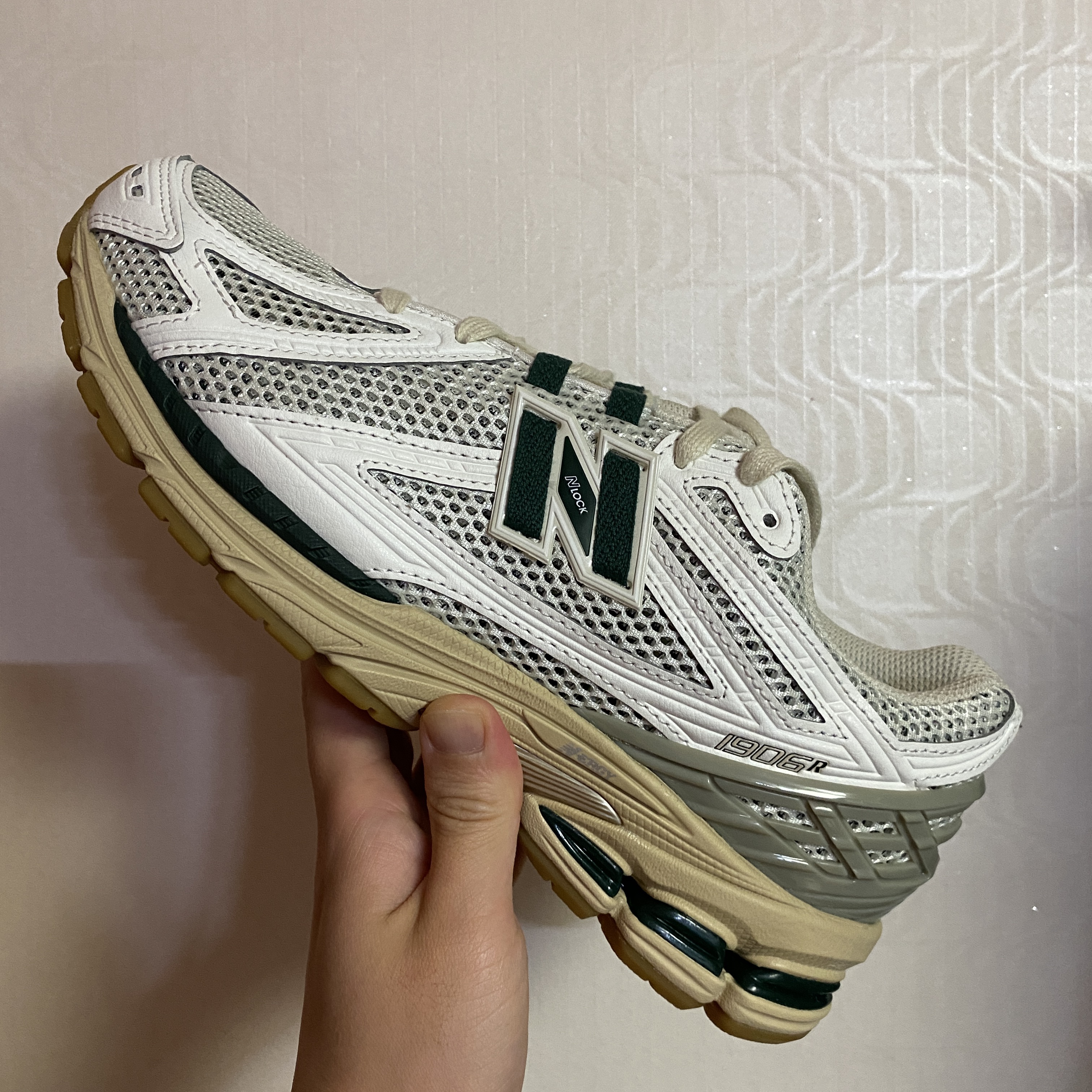New Balance 1906R Silver Green 착용 스타일