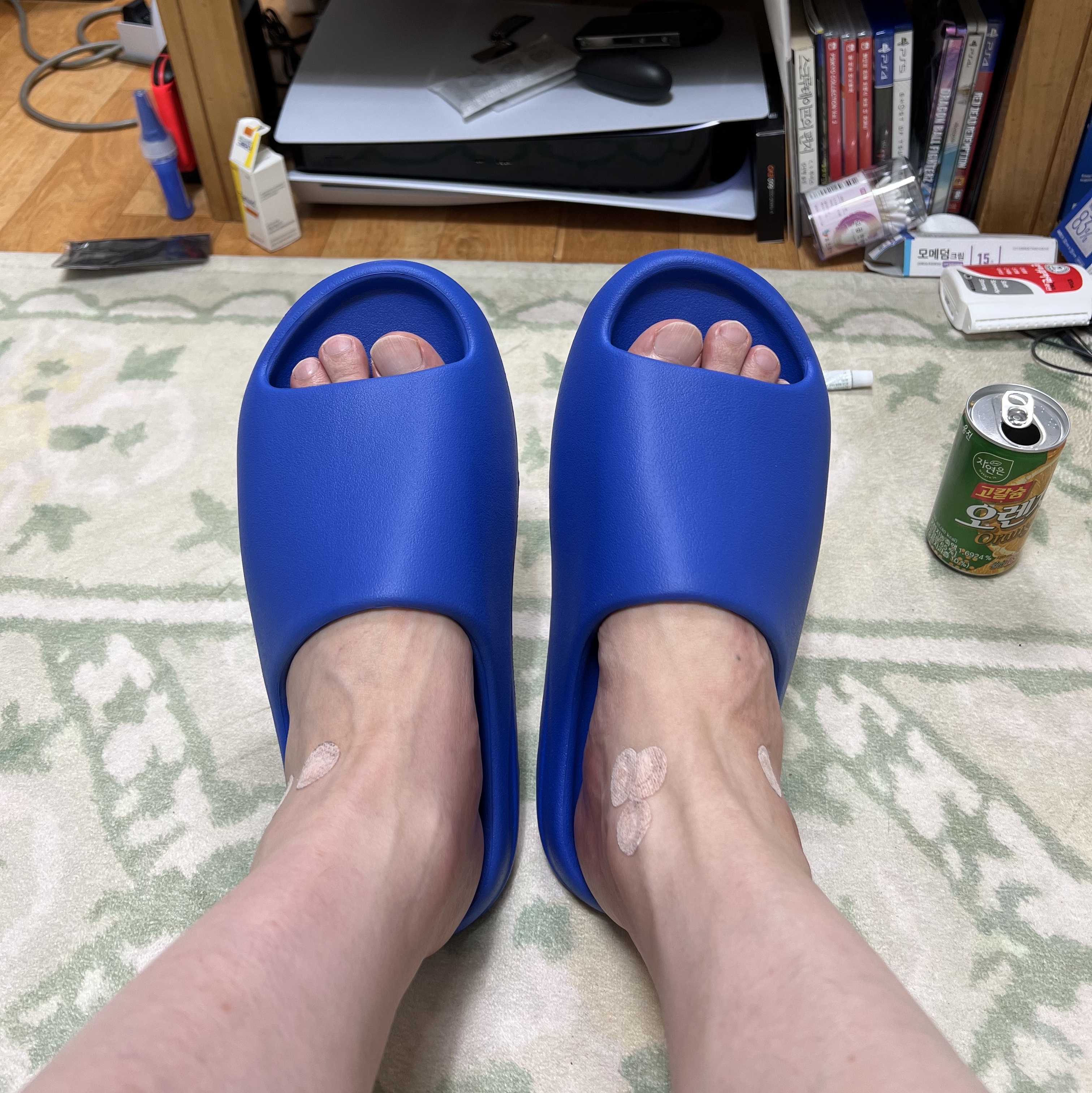 Adidas Yeezy Slide Azure 착용 스타일