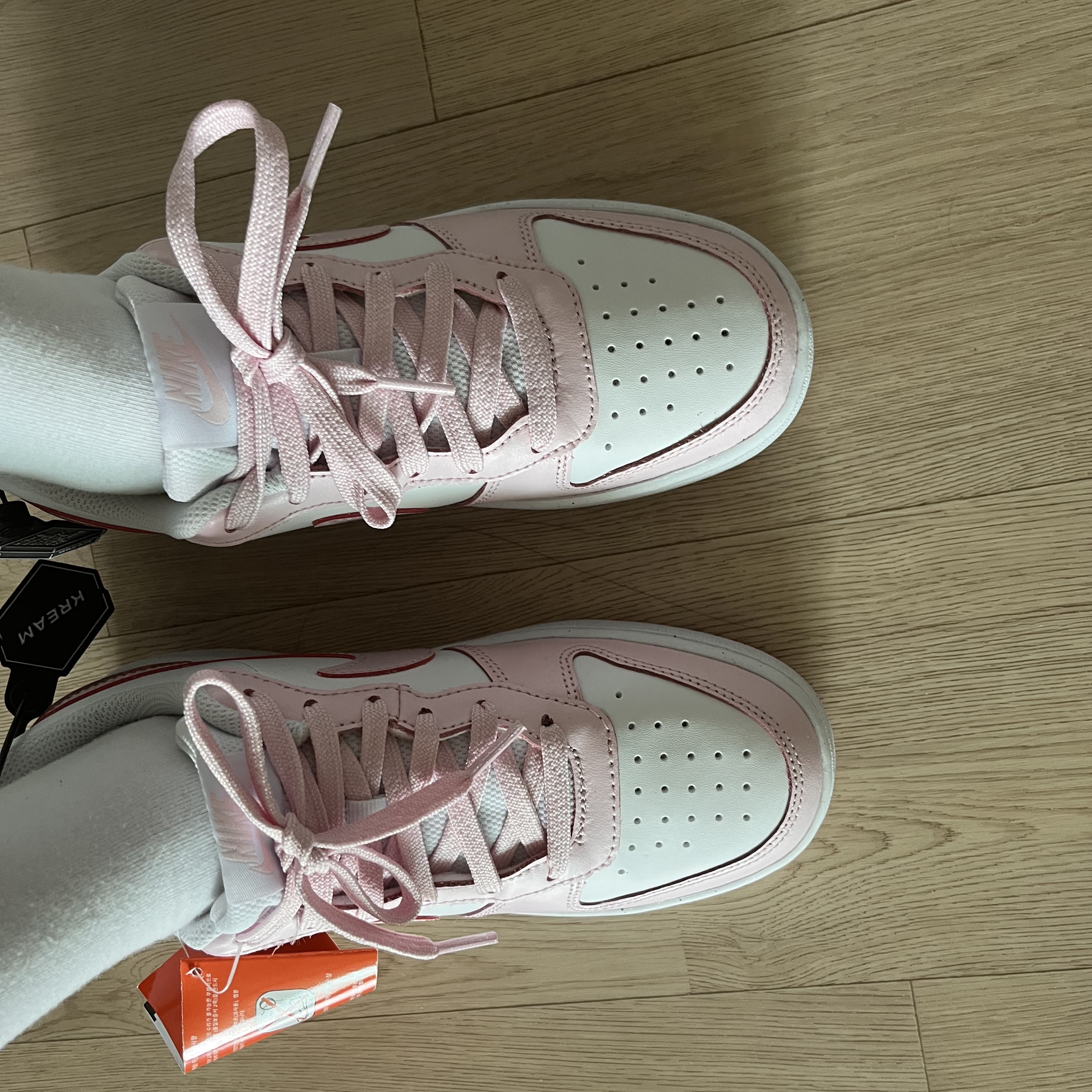 (GS) Nike Court Borough 2 SE White Pink Foam 착용 스타일 - 3