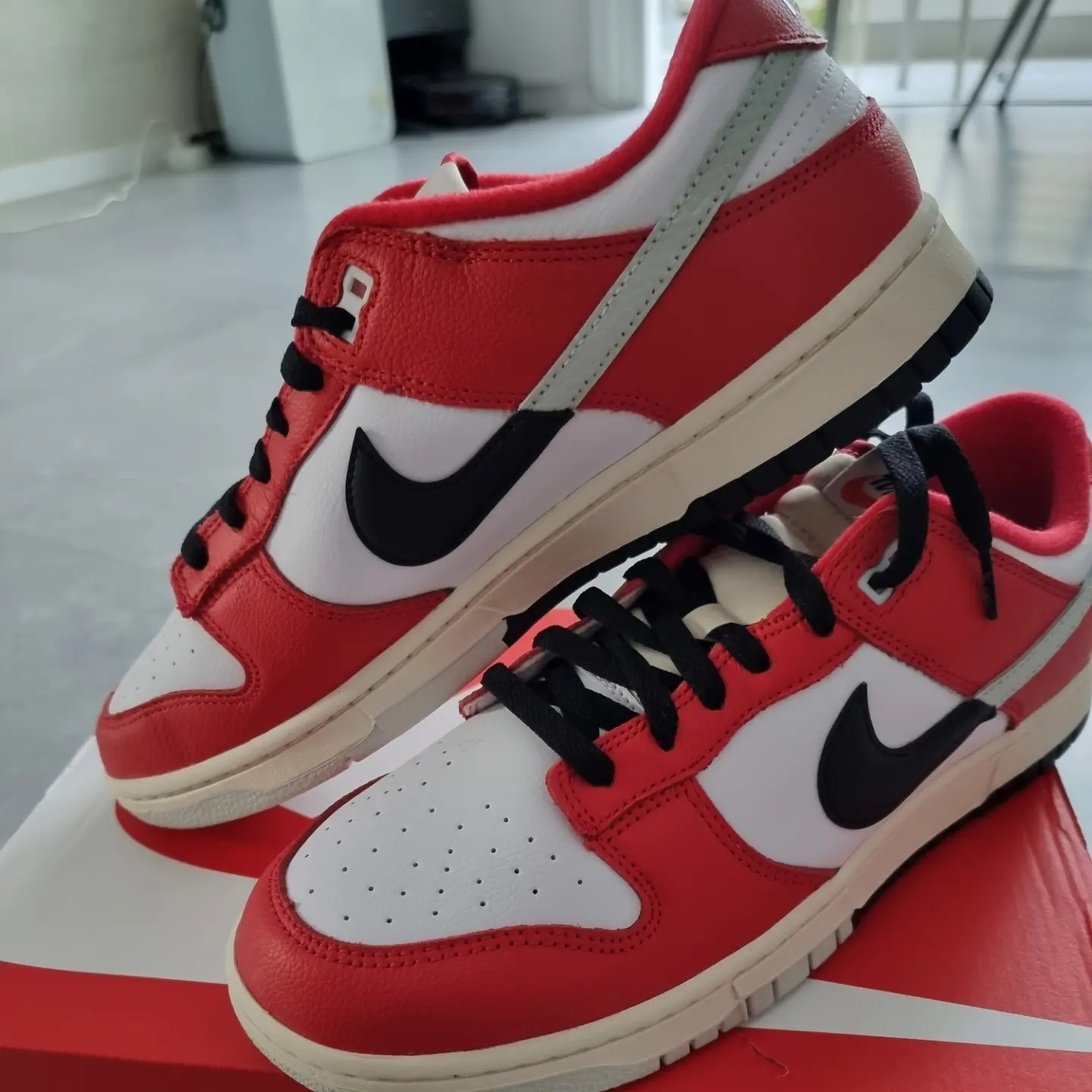 Nike Dunk Low Retro PRM University Red Black 착용 스타일 - 2