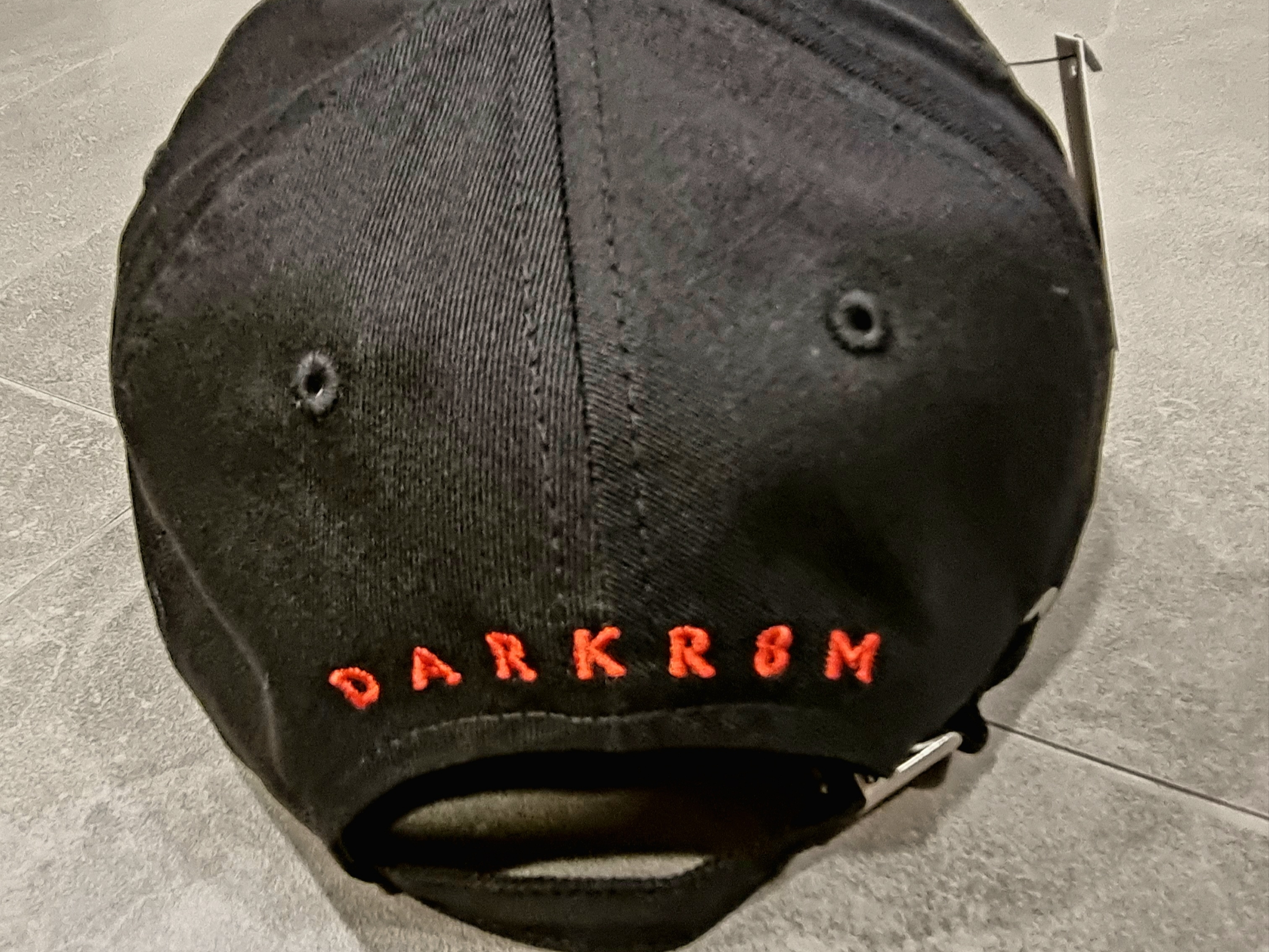 Darkr8m Studio x Tanaka Flowering Cap Black Red 착용 스타일 - 2