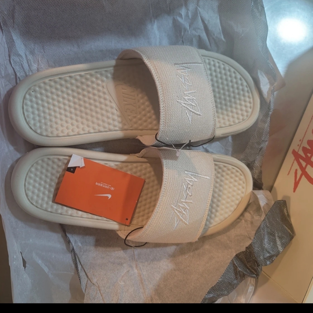 Nike x Stussy Benassi Hemp Slide Fossil Stone 착용 스타일