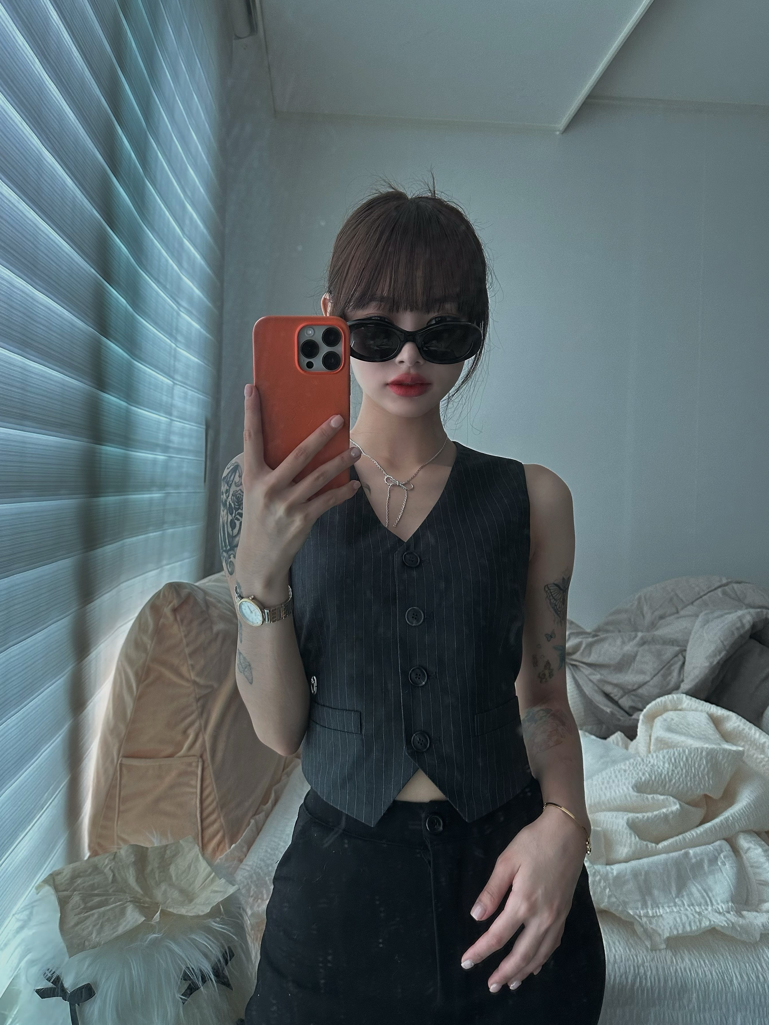 (W) Celine Triomphe 01 Sunglasses in Acetate Black 착용 스타일 - 1